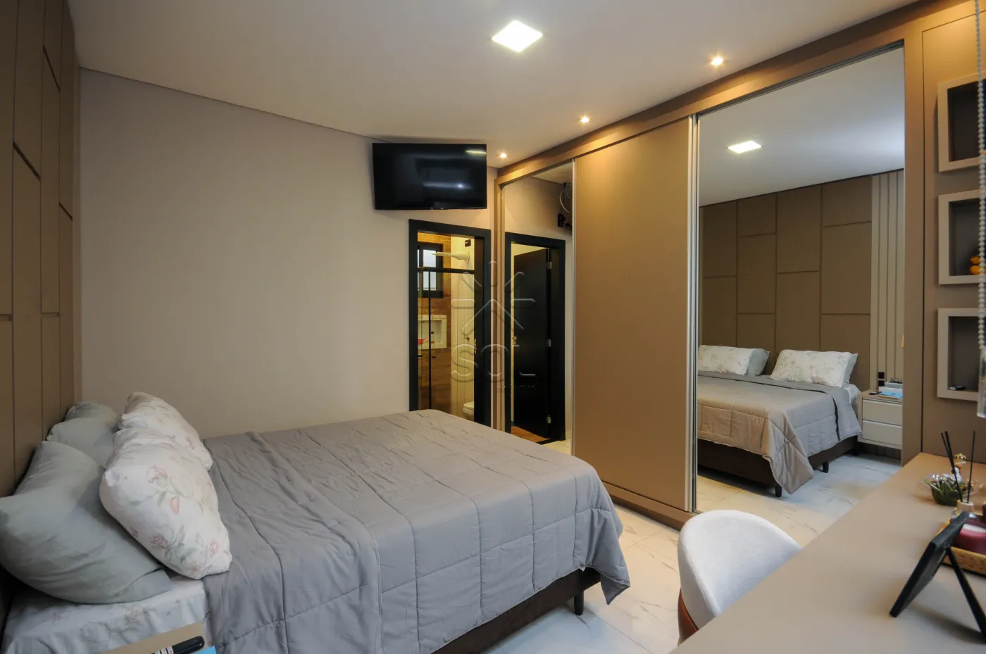 Casa semimobiliada à venda na Villa Floratta em Foz do Iguaçu/PR - 2 quartos, móveis planejados, energia solar e área gourmet
