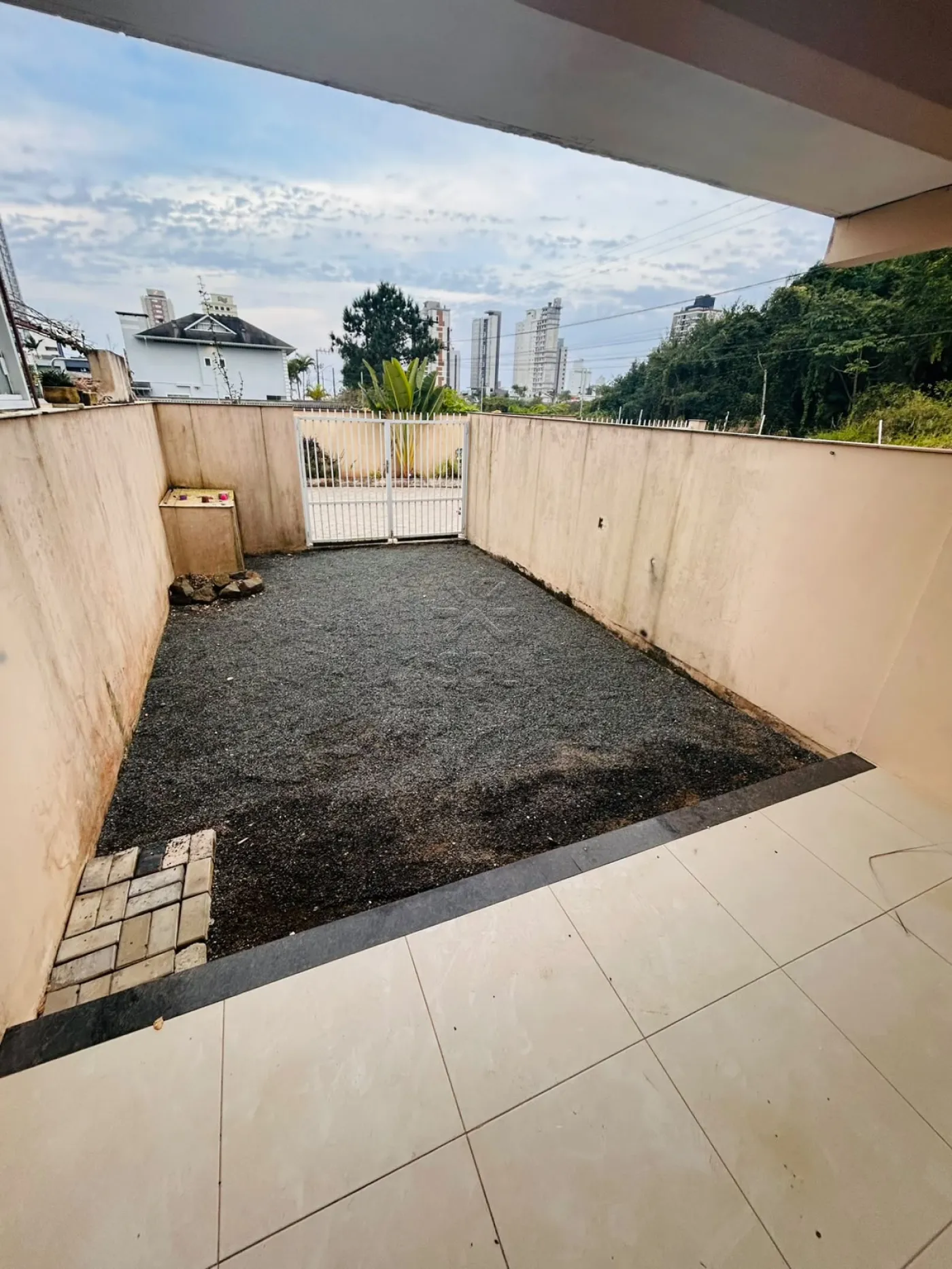 Sobrado para locação em condomínio fechado no bairro Itacolomi, Balneário Piçarras/SC - 82,75m² | 2 quartos