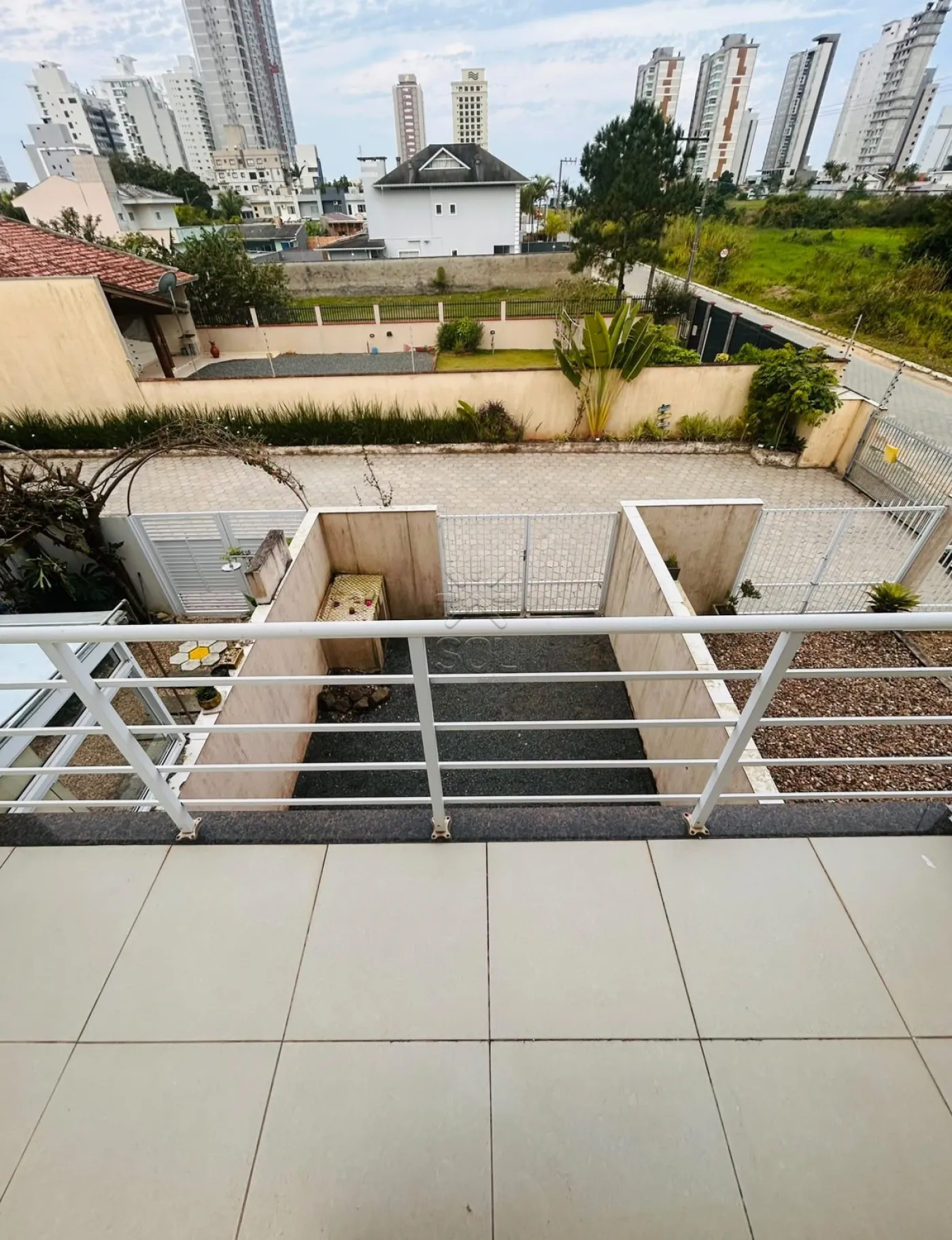 Sobrado para locação em condomínio fechado no bairro Itacolomi, Balneário Piçarras/SC - 82,75m² | 2 quartos