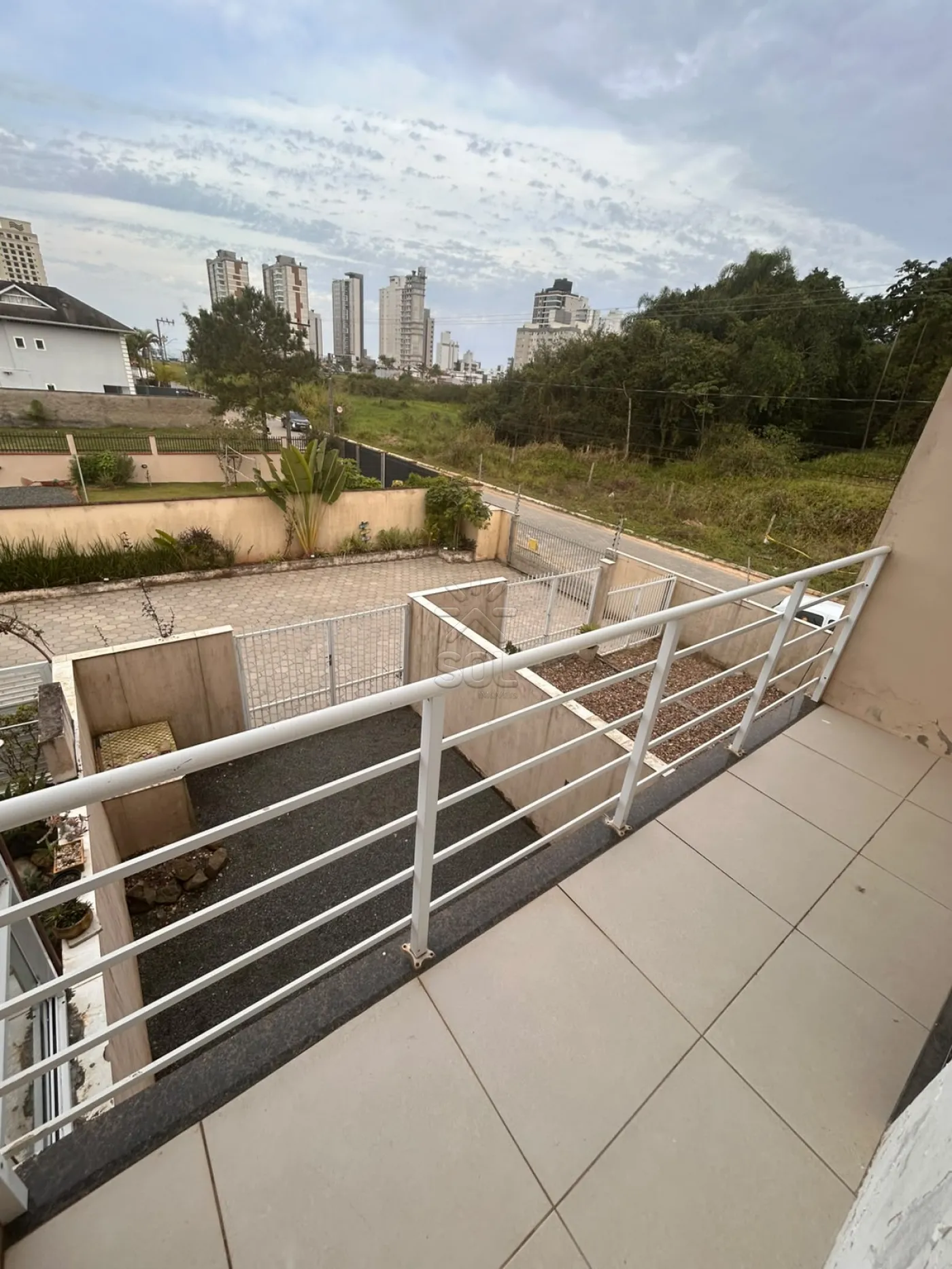Sobrado para locação em condomínio fechado no bairro Itacolomi, Balneário Piçarras/SC - 82,75m² | 2 quartos
