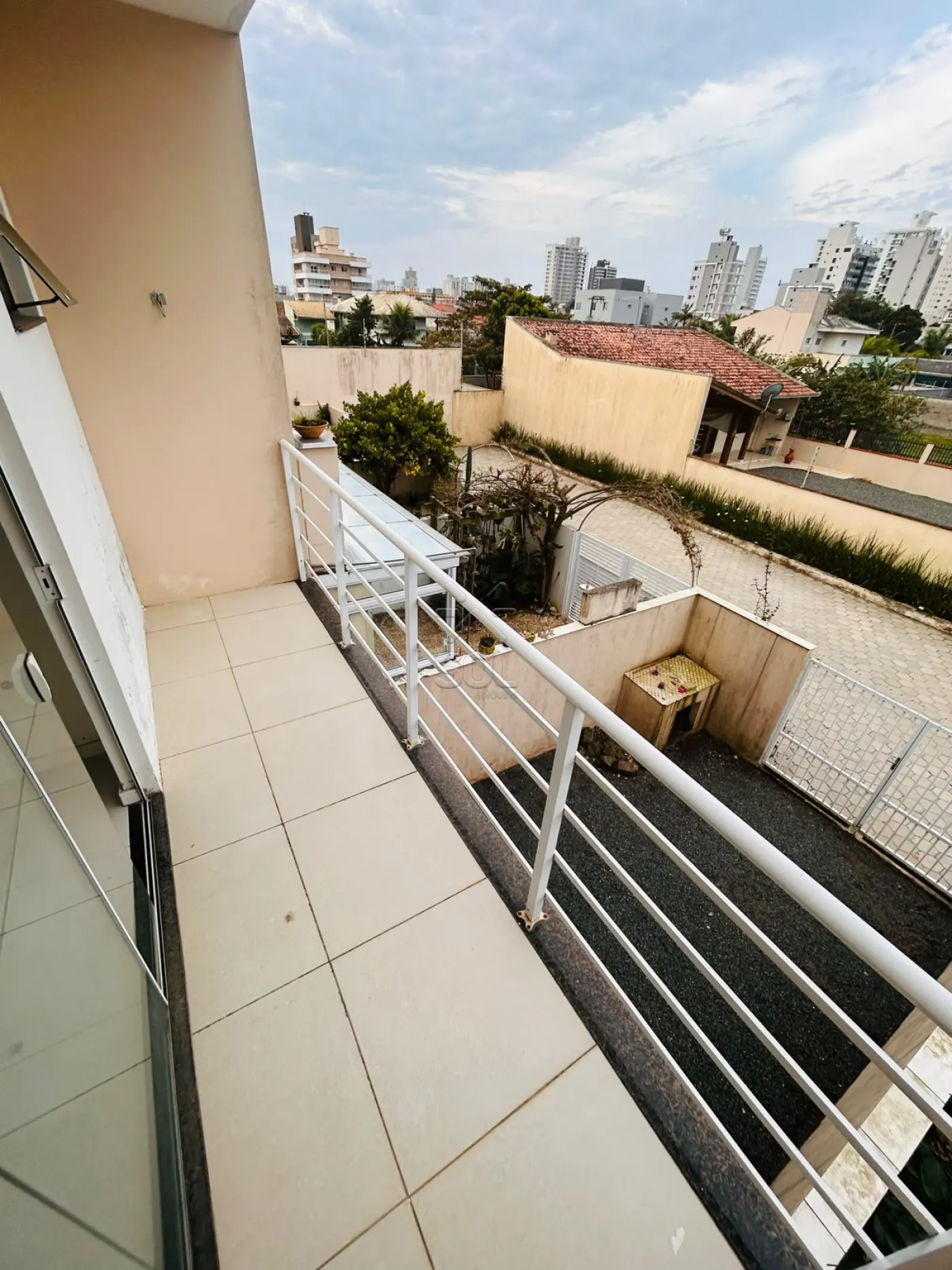 Sobrado para locação em condomínio fechado no bairro Itacolomi, Balneário Piçarras/SC - 82,75m² | 2 quartos
