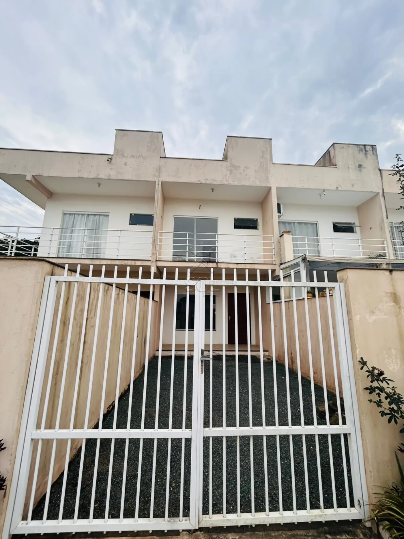 Sobrado para locação em condomínio fechado no bairro Itacolomi, Balneário Piçarras/SC - 82,75m² | 2 quartos