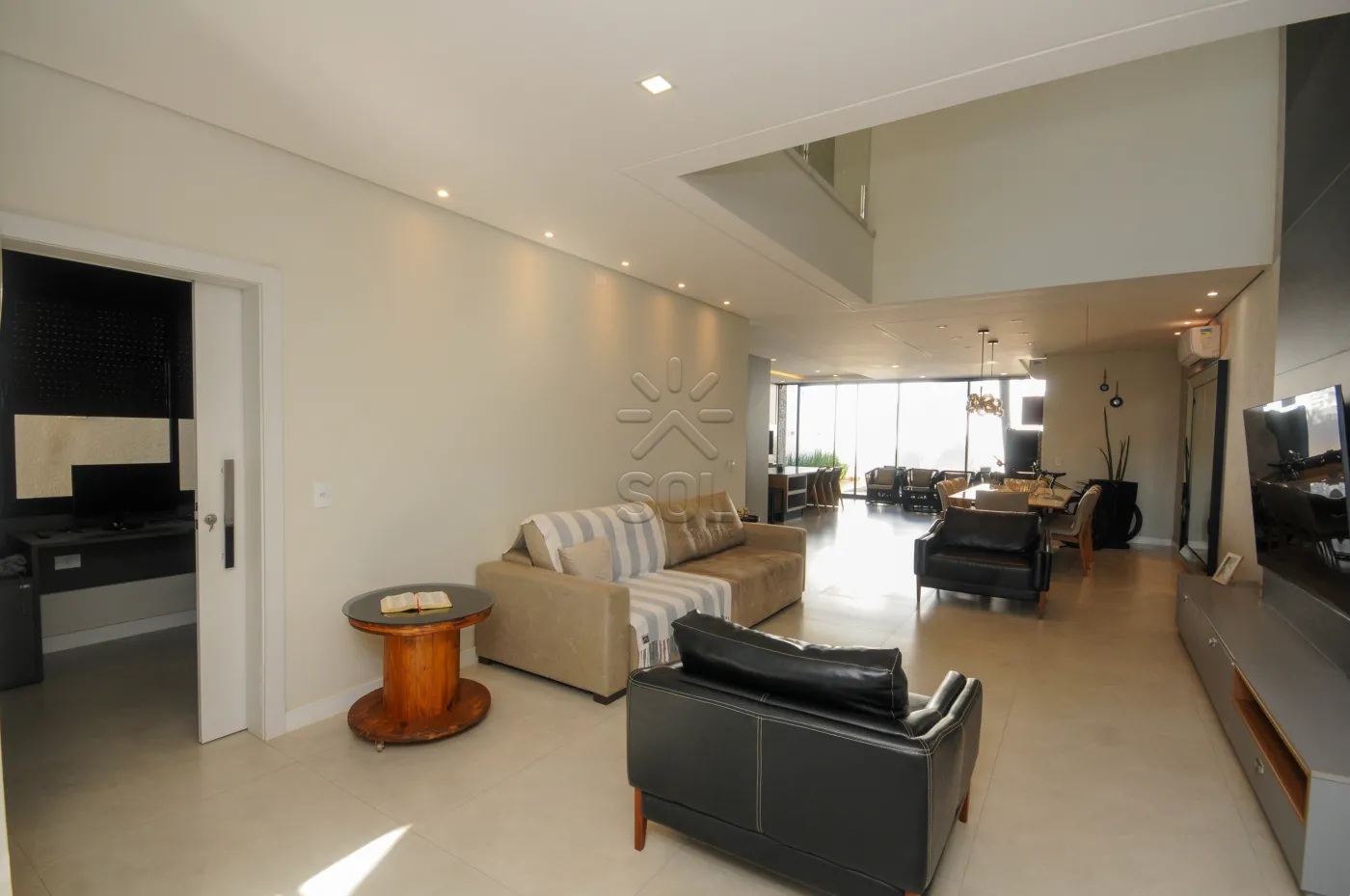 Sobrado totalmente mobiliado à venda no Jardim Lancaster, em Foz do Iguaçu/PR - 298m² | 3 quartos | Piscina