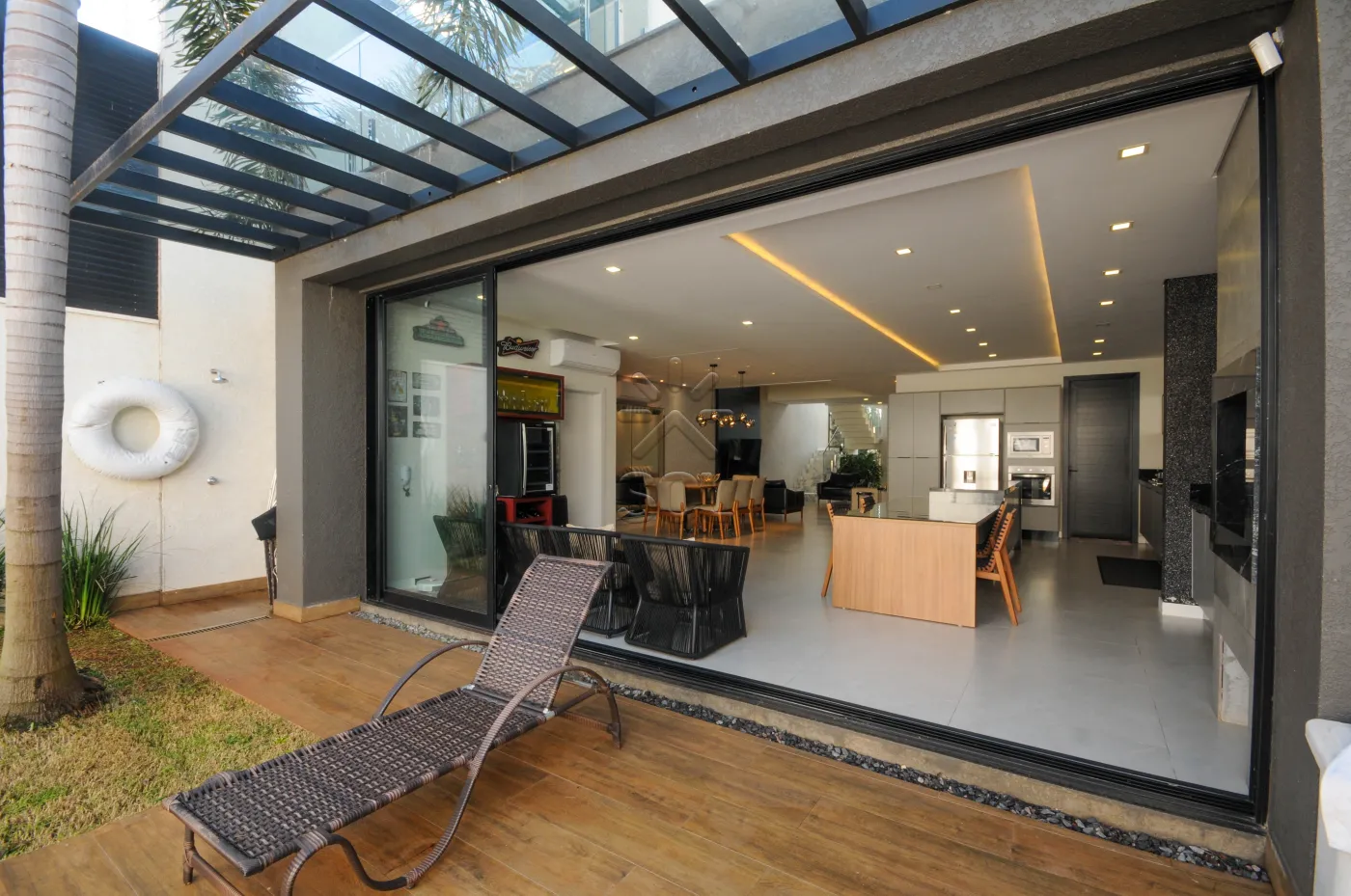 Sobrado totalmente mobiliado à venda no Jardim Lancaster, em Foz do Iguaçu/PR - 298m² | 3 quartos | Piscina