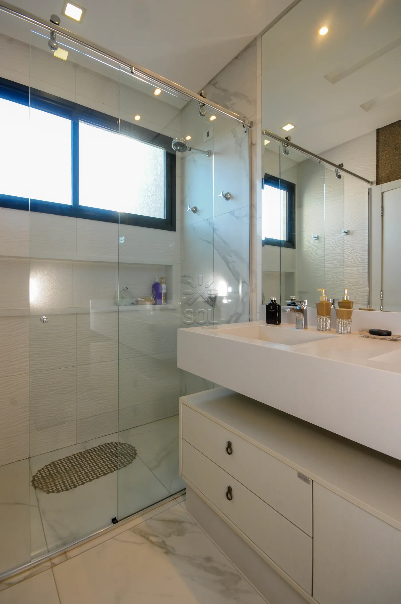 Sobrado totalmente mobiliado à venda no Jardim Lancaster, em Foz do Iguaçu/PR - 298m² | 3 quartos | Piscina