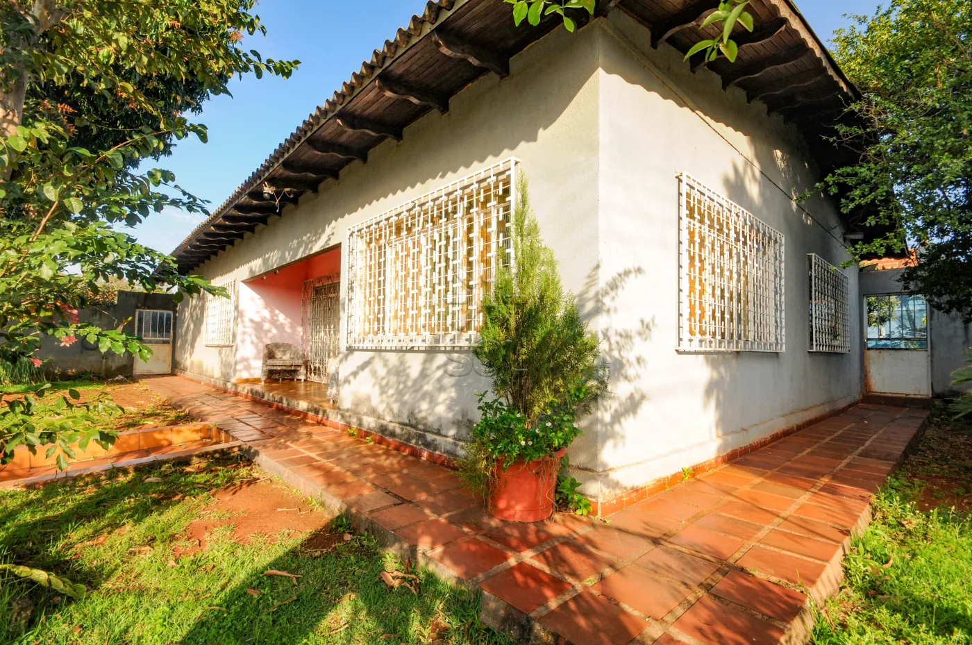 Casa ampla de esquina à venda no Campos do Iguaçu, em Foz do Iguaçu/PR - 334,35m² | 5 quartos | 990m² de terreno