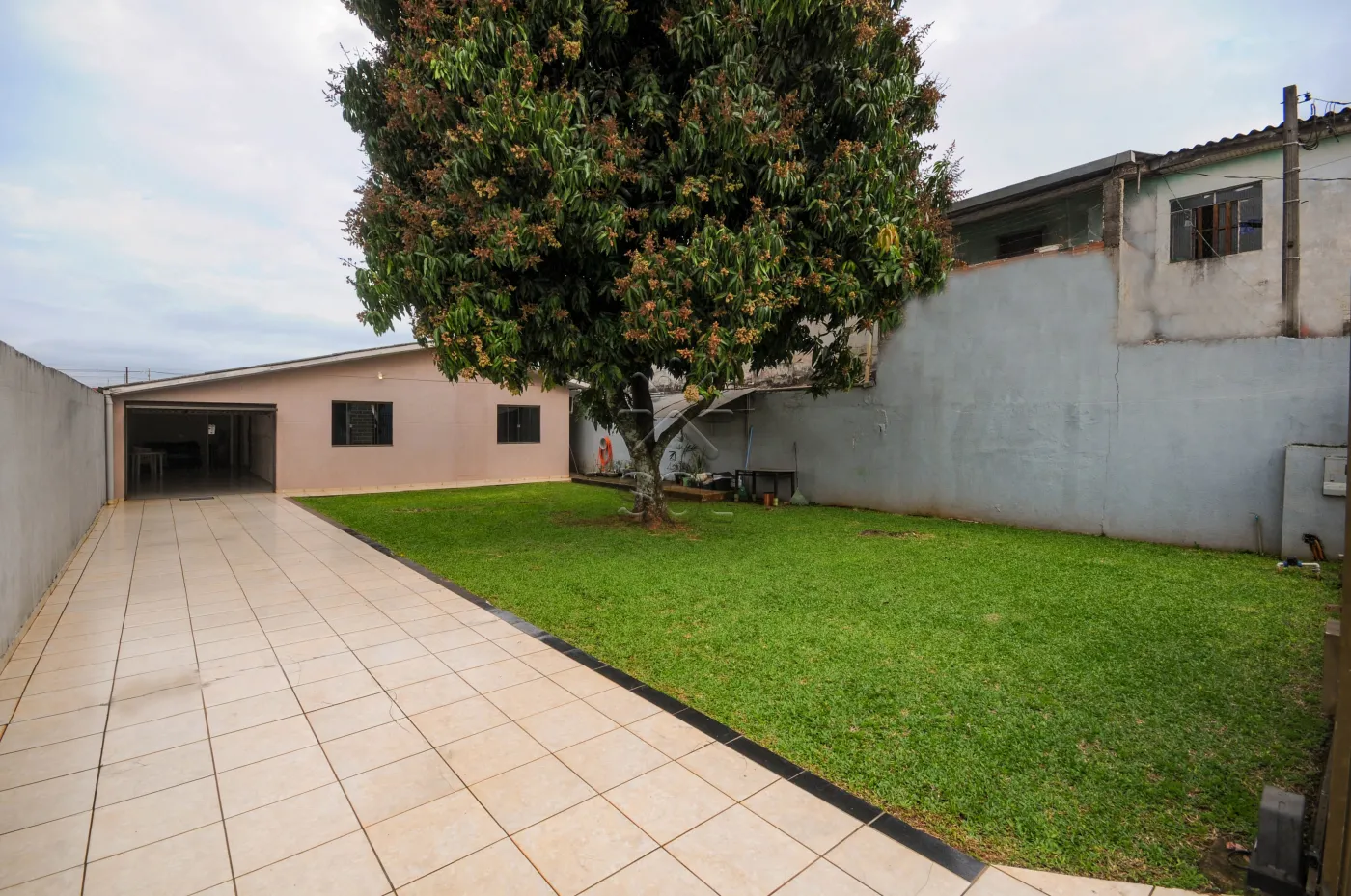 Casa à venda no Novo Mundo, região de Três Lagoas, Foz do Iguaçu/PR - 160m² | 3 quartos | 360m² de terreno