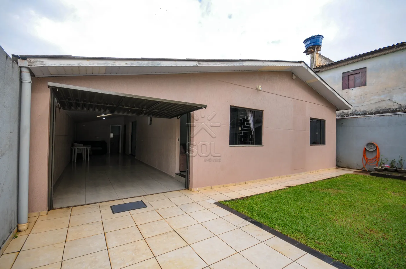 Casa à venda no Novo Mundo, região de Três Lagoas, Foz do Iguaçu/PR - 160m² | 3 quartos | 360m² de terreno