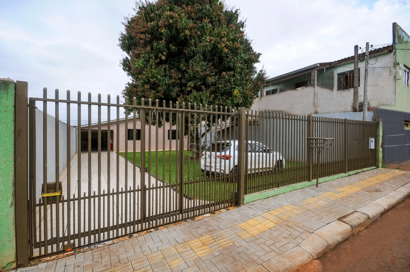 Casa à venda no Novo Mundo, região de Três Lagoas, Foz do Iguaçu/PR - 160m² | 3 quartos | 360m² de terreno