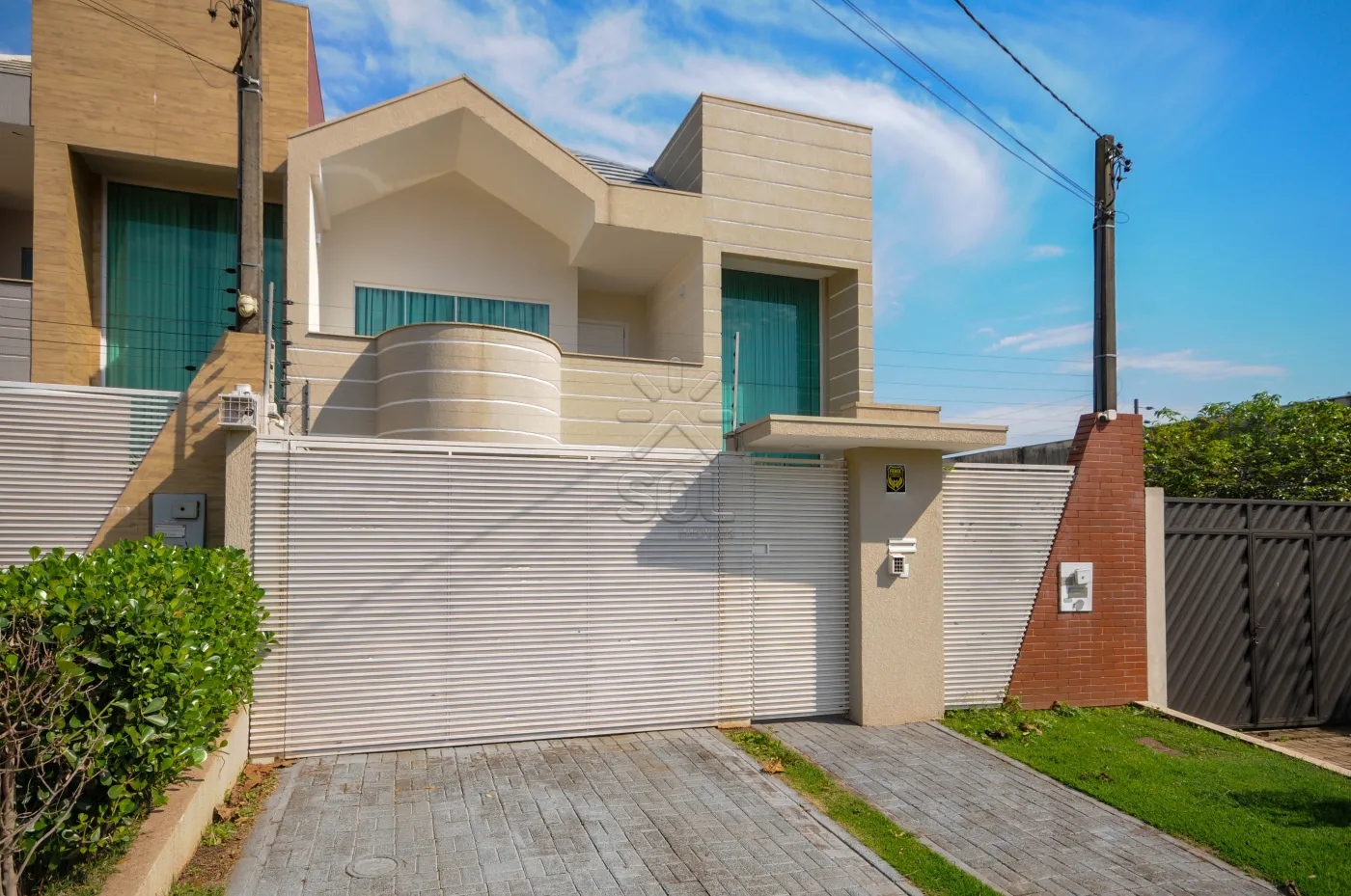 Sobrado de alto padrão à venda no Jardim Dom Pedro I em Foz do Iguaçu/PR - 246,82m² | 3 quartos | Piscina aquecida