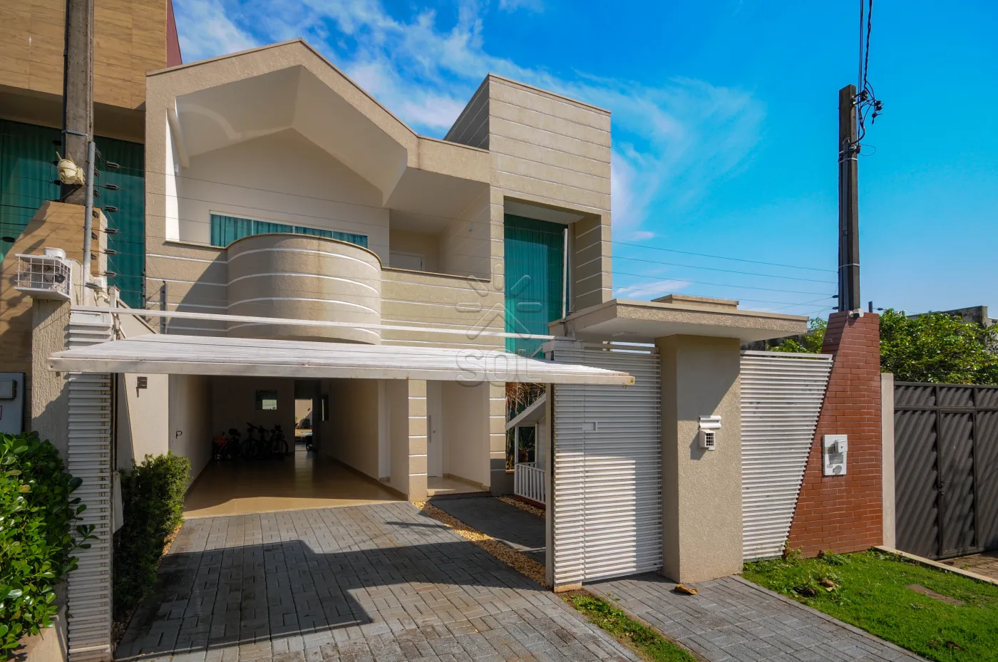 Sobrado de alto padrão à venda no Jardim Dom Pedro I em Foz do Iguaçu/PR - 246,82m² | 3 quartos | Piscina aquecida