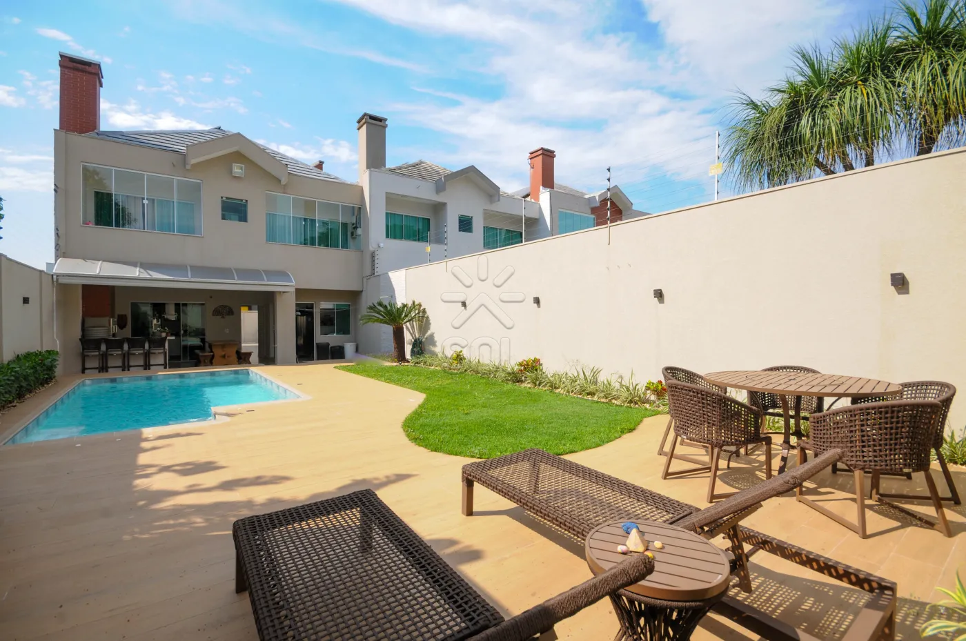Sobrado de alto padrão à venda no Jardim Dom Pedro I em Foz do Iguaçu/PR - 246,82m² | 3 quartos | Piscina aquecida