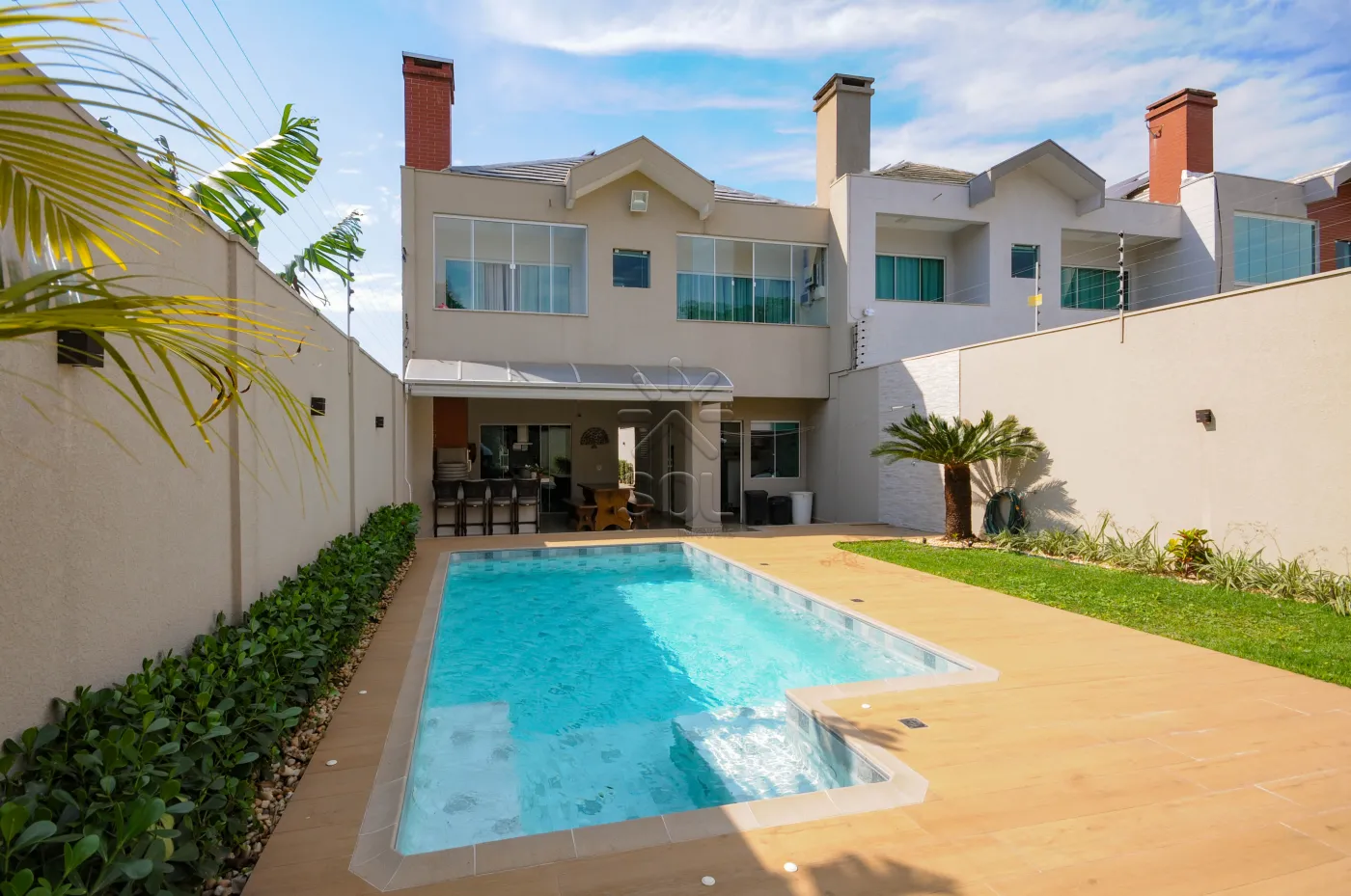 Sobrado de alto padrão à venda no Jardim Dom Pedro I em Foz do Iguaçu/PR - 246,82m² | 3 quartos | Piscina aquecida