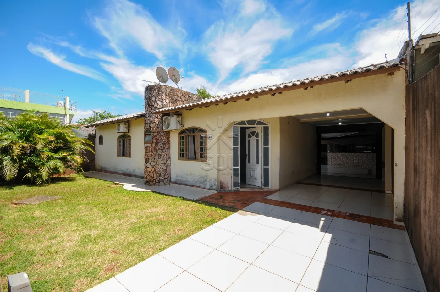 Casa à venda no Jardim Nacional em Foz do Iguaçu/PR | 1 suíte  + 2 quartos | piscina | área com churrasqueira