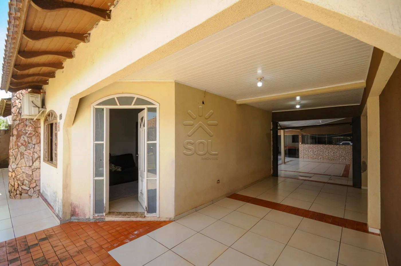 Casa à venda no Jardim Nacional em Foz do Iguaçu/PR | 1 suíte  + 2 quartos | piscina | área com churrasqueira