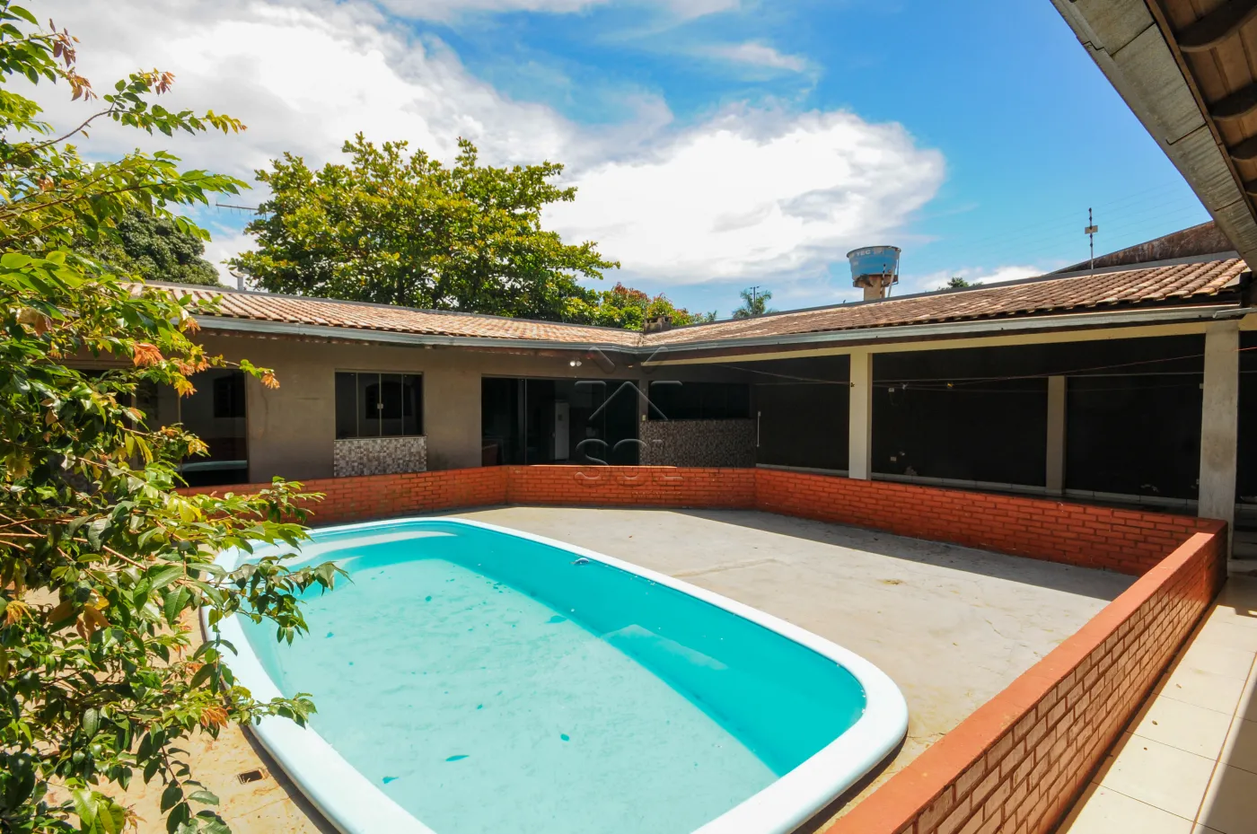 Casa à venda no Jardim Nacional em Foz do Iguaçu/PR | 1 suíte  + 2 quartos | piscina | área com churrasqueira