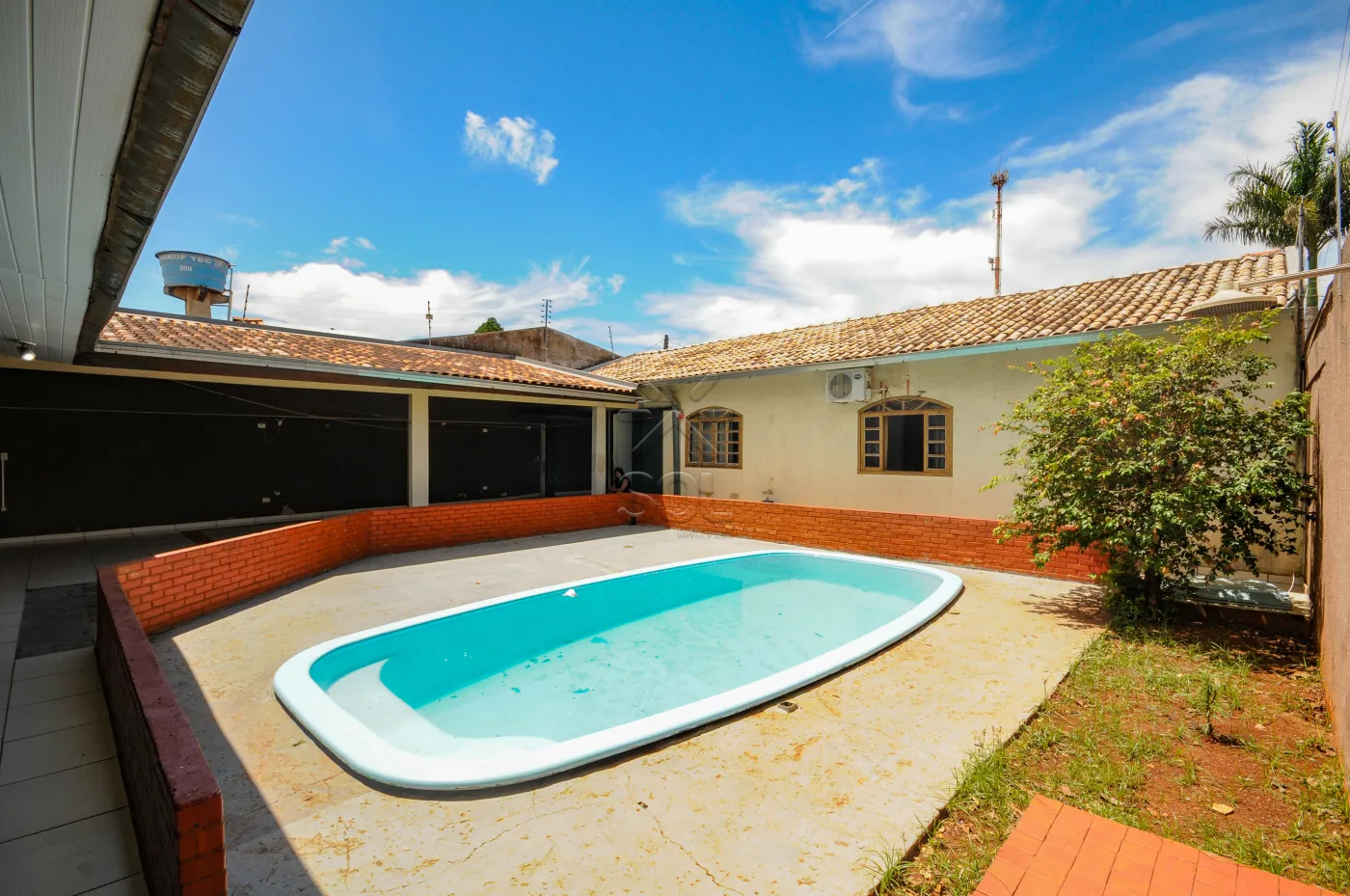 Casa à venda no Jardim Nacional em Foz do Iguaçu/PR | 1 suíte  + 2 quartos | piscina | área com churrasqueira