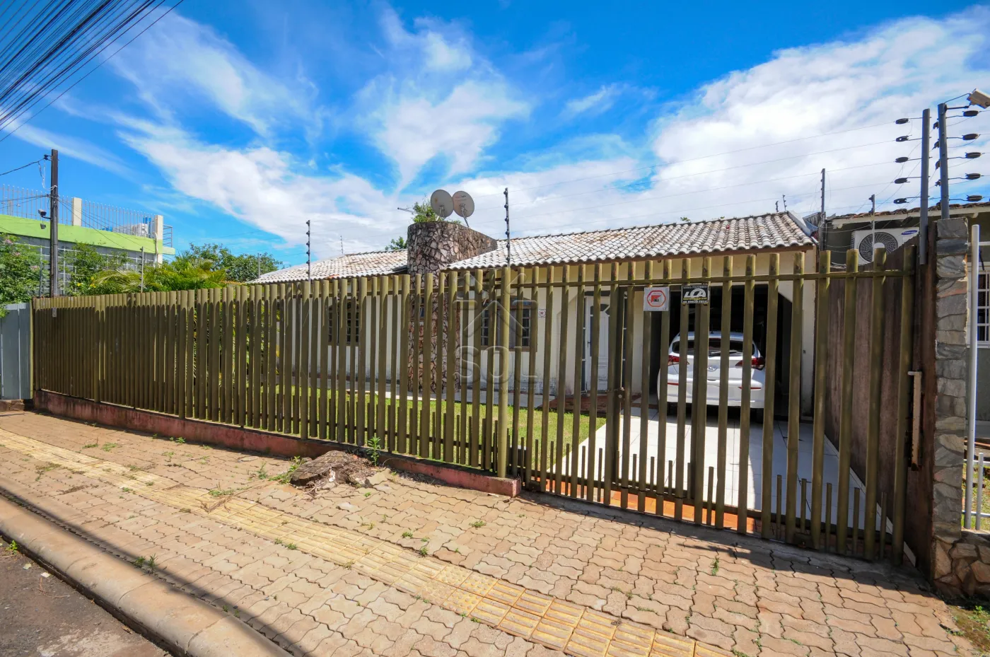 Casa à venda no Jardim Nacional em Foz do Iguaçu/PR | 1 suíte  + 2 quartos | piscina | área com churrasqueira