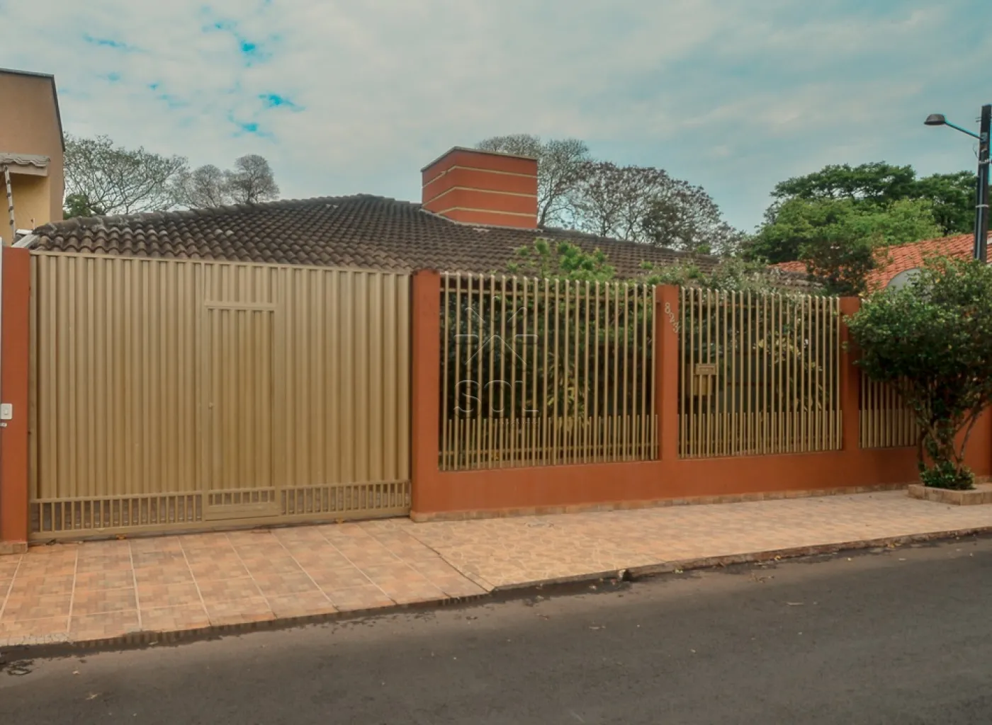 Casa com sobrado à venda no Jardim São Paulo em Foz do Iguaçu/PR - 180m² construídos em terreno de 371,84m²