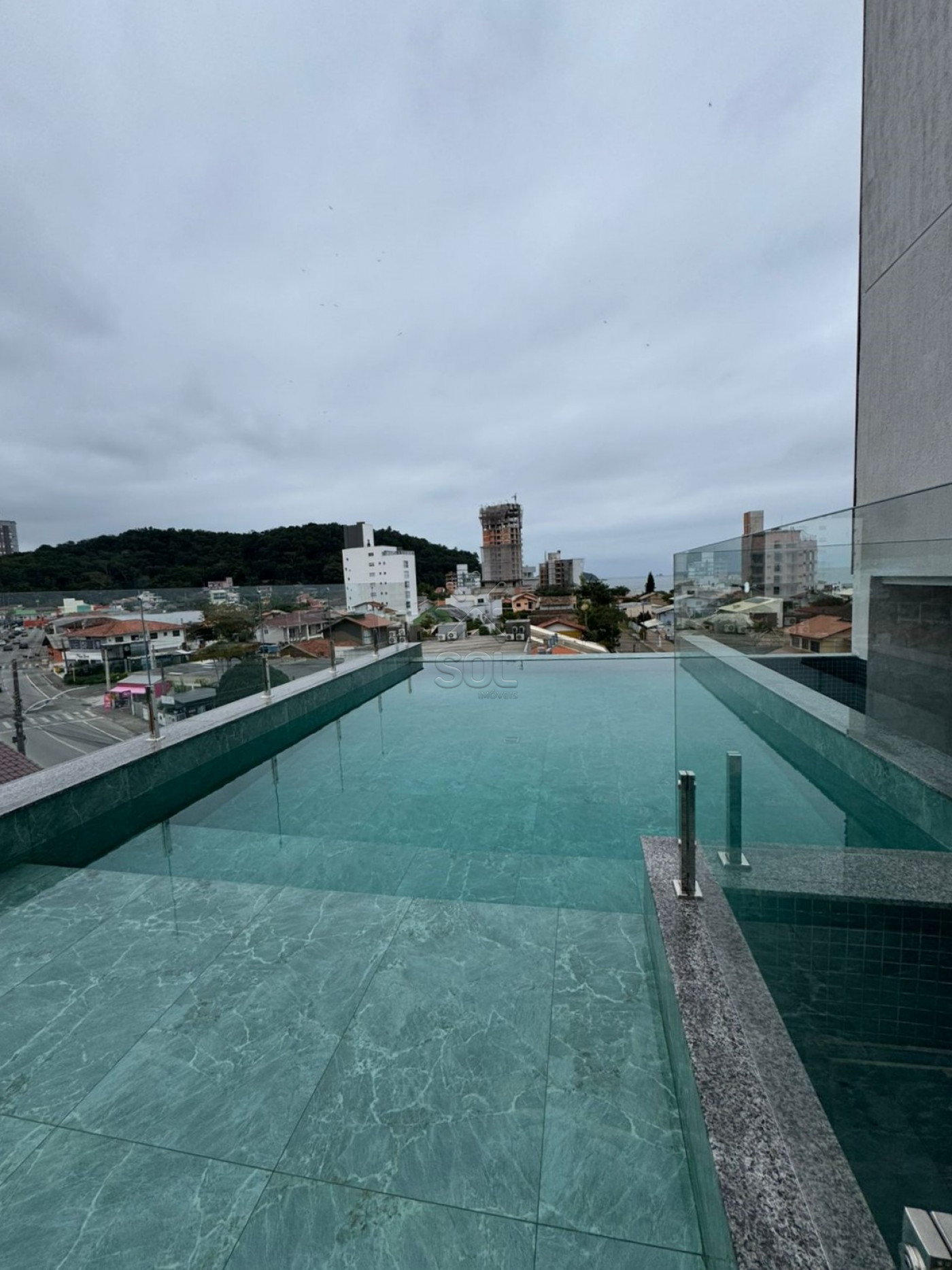 Apartamento mobiliado e de alto padrão à venda no Edifício Torre Del Mar - Centro de Penha/SC