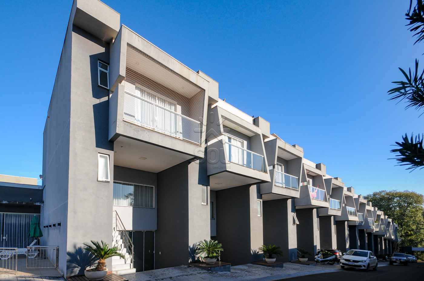 Sobrado semimobiliado para locação no Condomínio Residencial Concept Box House II em Foz do Iguaçu/PR | 2 Suítes | Piscina