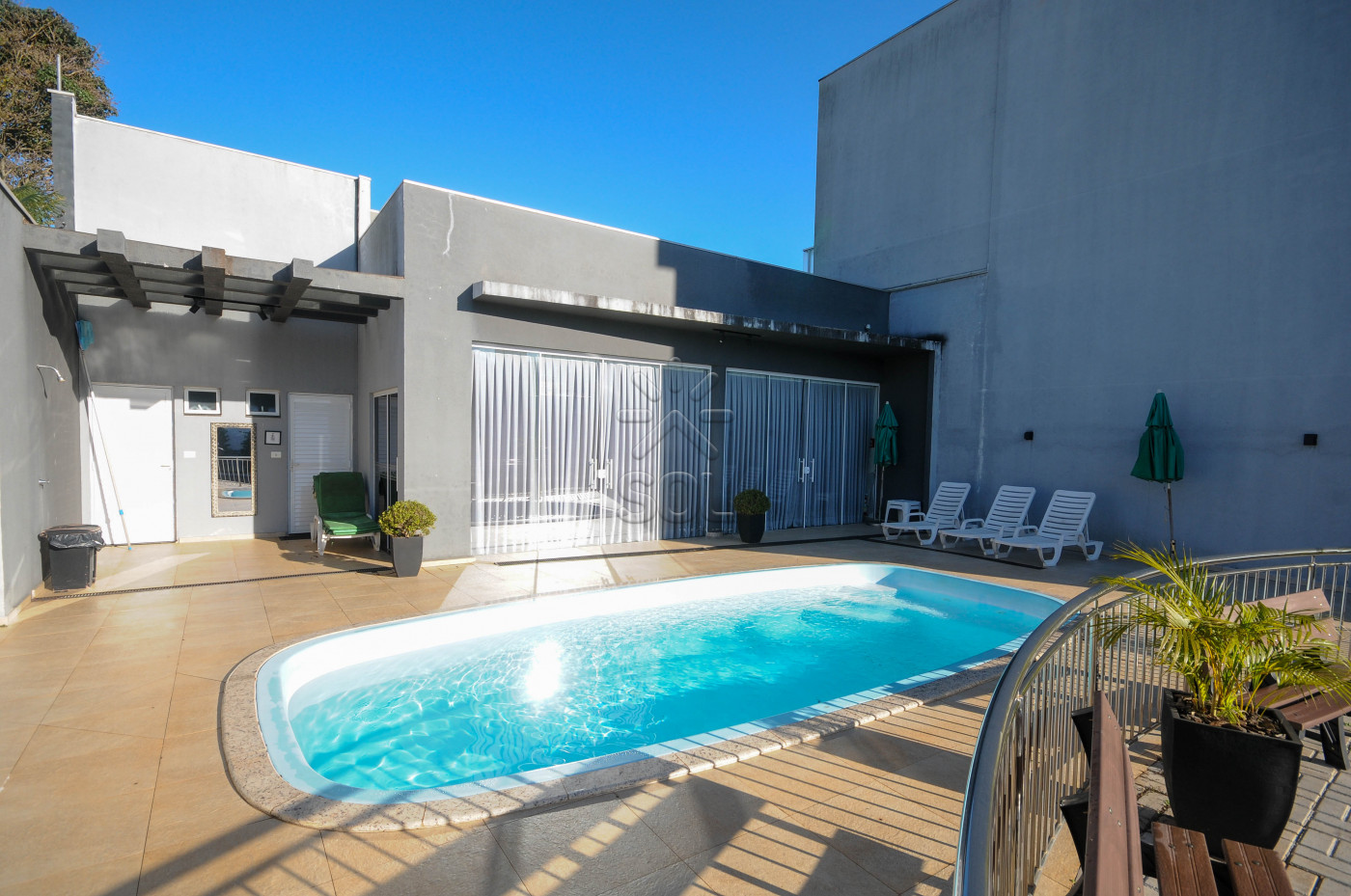 Sobrado semimobiliado para locação no Condomínio Residencial Concept Box House II em Foz do Iguaçu/PR | 2 Suítes | Piscina