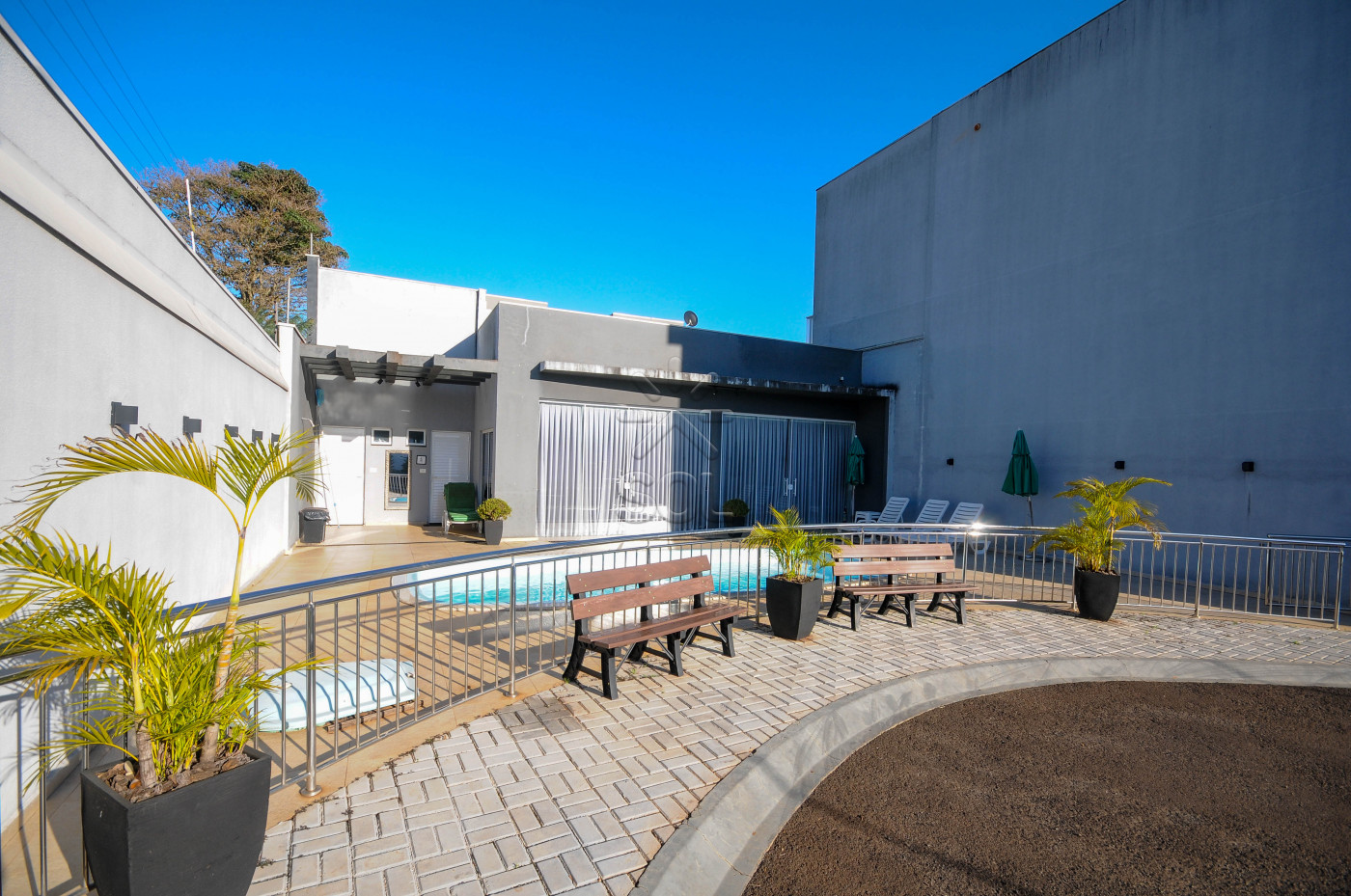 Sobrado semimobiliado para locação no Condomínio Residencial Concept Box House II em Foz do Iguaçu/PR | 2 Suítes | Piscina