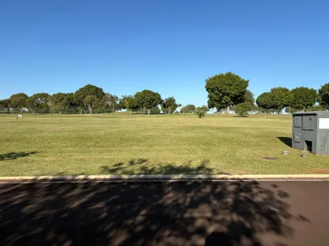 Terreno à venda no Village Iguassu Golf Residence em Foz do Iguaçu/PR - 910m² em condomínio de alto padrão com campo de golfe