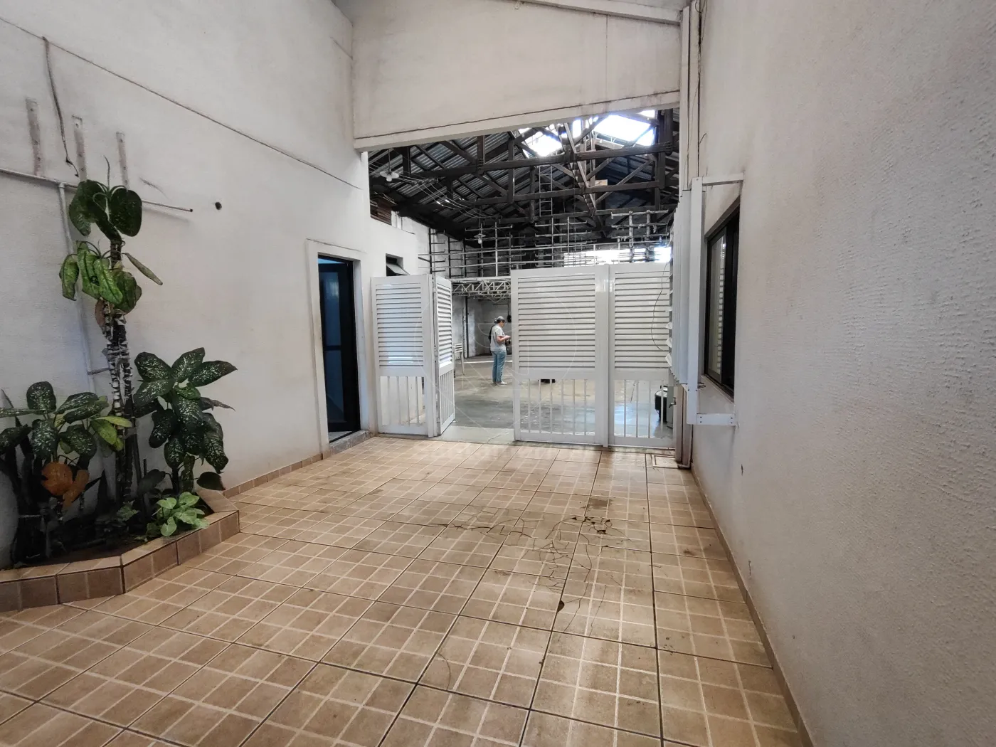 Alugar Comercial / Barrac&atilde;o em Londrina R$ 10.000,00 - Foto 8