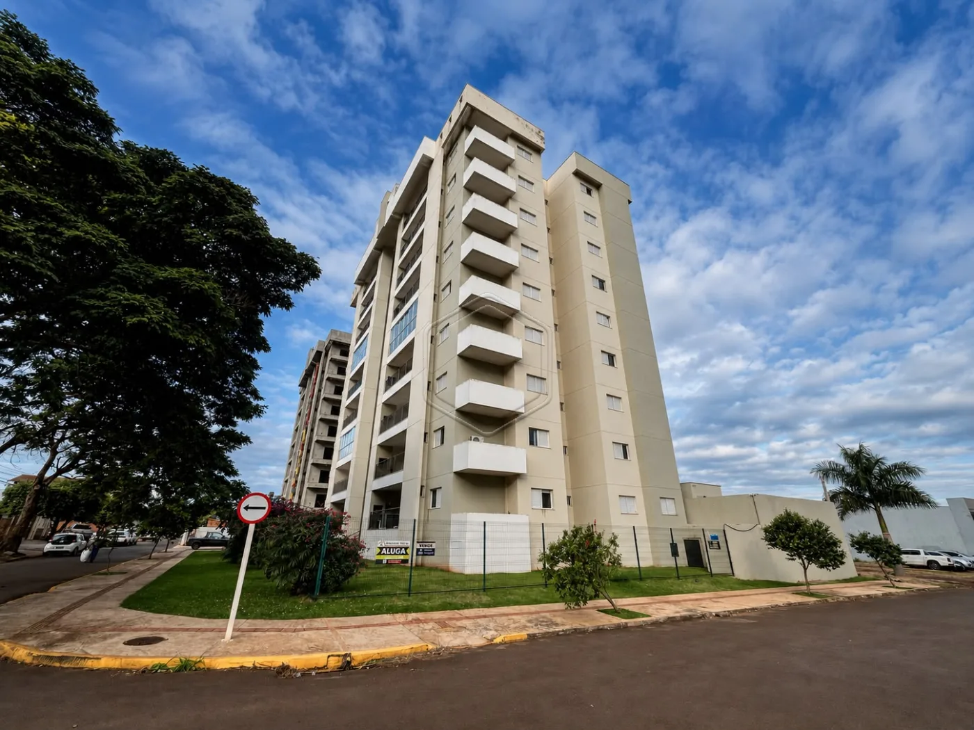 Alugar Apartamento / Padr&atilde;o em Condom&iacute;nio em Dourados R$ 2.300,00 - Foto 1
