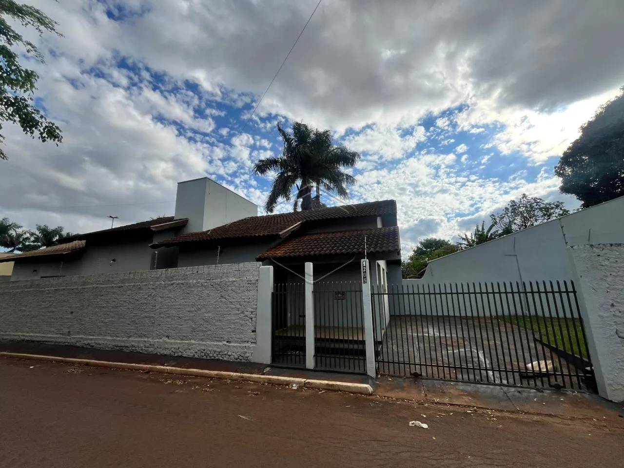 Alugar Casa Residencial / Padr&atilde;o em Dourados R$ 2.300,00 - Foto 1