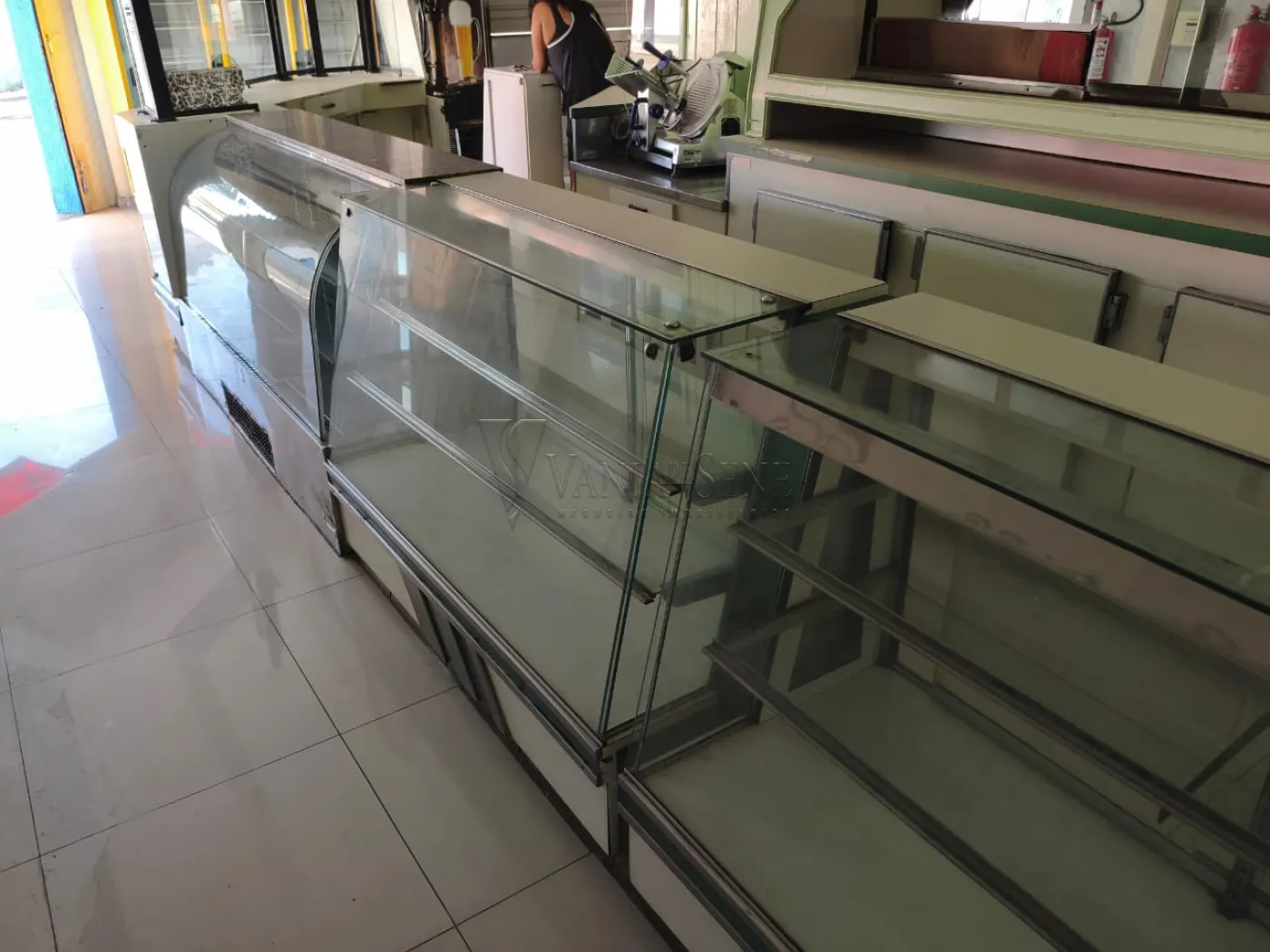 Alugar Comercial / Pr&eacute;dio em S&atilde;o Jos&eacute; dos Campos R$ 4.000,00 - Foto 4