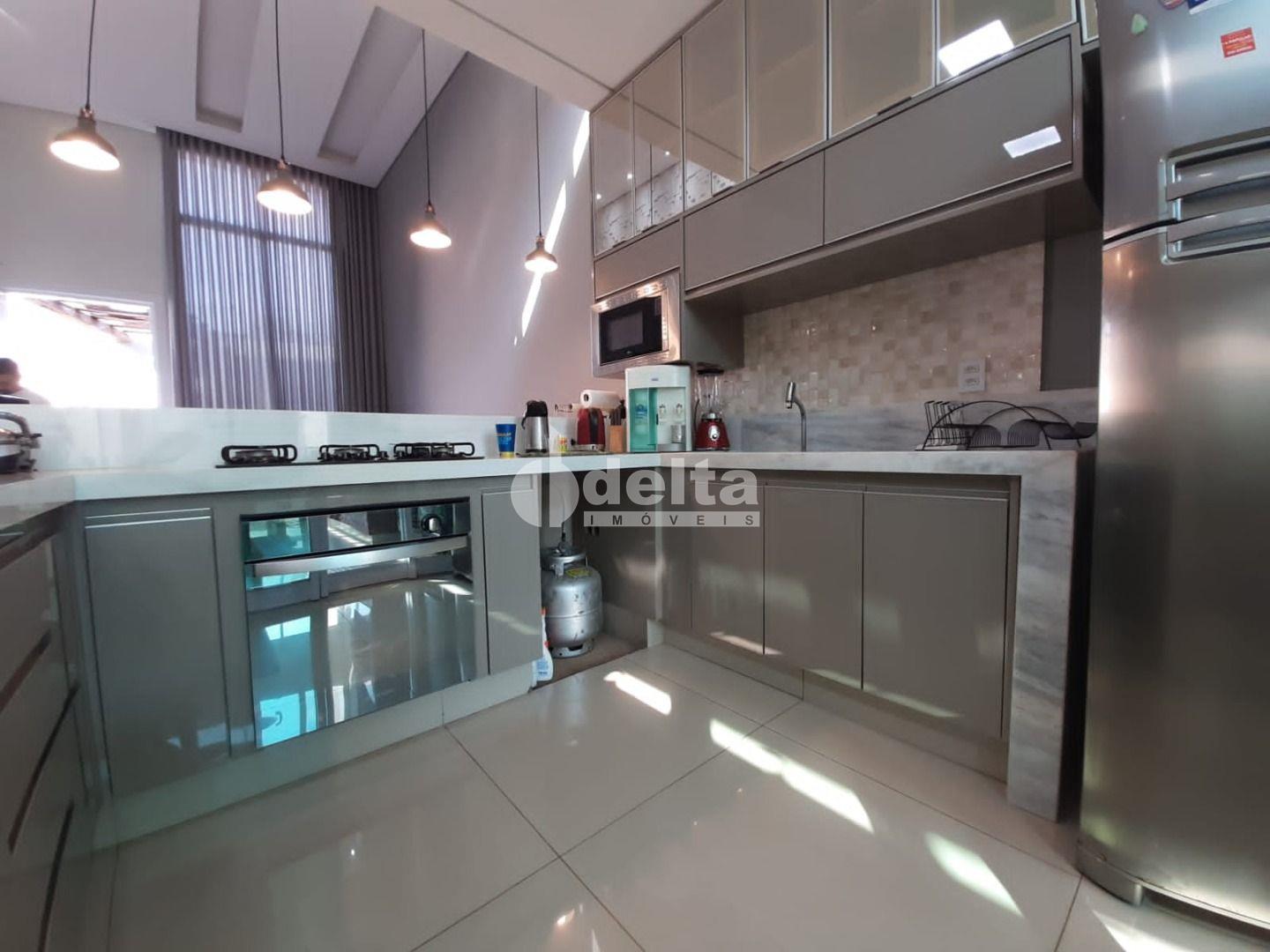 Comprar Casa Residencial / Padr&atilde;o em Uberl&acirc;ndia R$ 750.000,00 - Foto 13