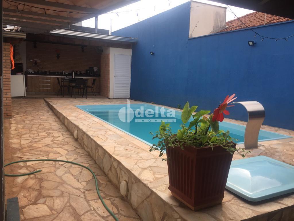 Comprar Casa Residencial / Padr&atilde;o em Uberl&acirc;ndia R$ 650.000,00 - Foto 1