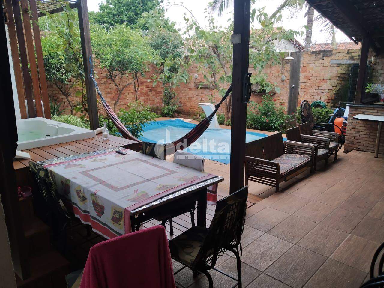 Alugar Casa Residencial / Padr&atilde;o em Uberl&acirc;ndia R$ 4.500,00 - Foto 1