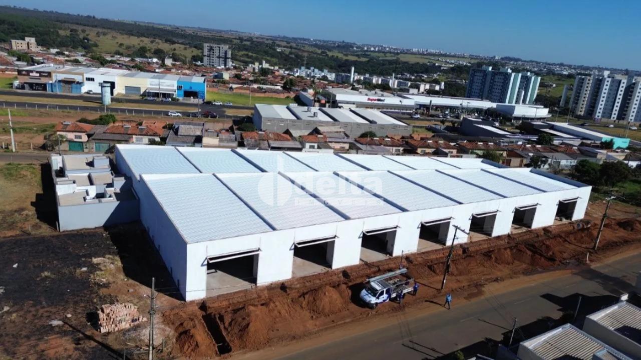 Alugar Galp&atilde;o / Padr&atilde;o em Uberl&acirc;ndia R$ 4.850,00 - Foto 1