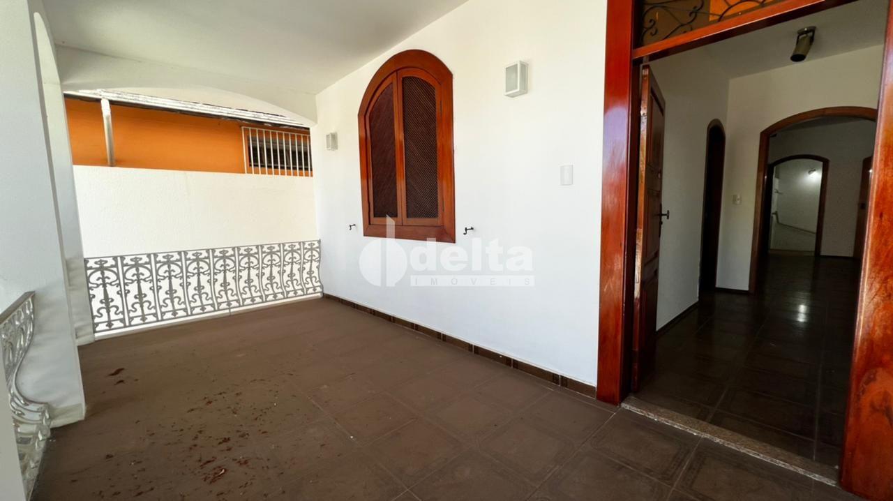 Alugar Casa Residencial / Padr&atilde;o em Uberl&acirc;ndia R$ 18.000,00 - Foto 2