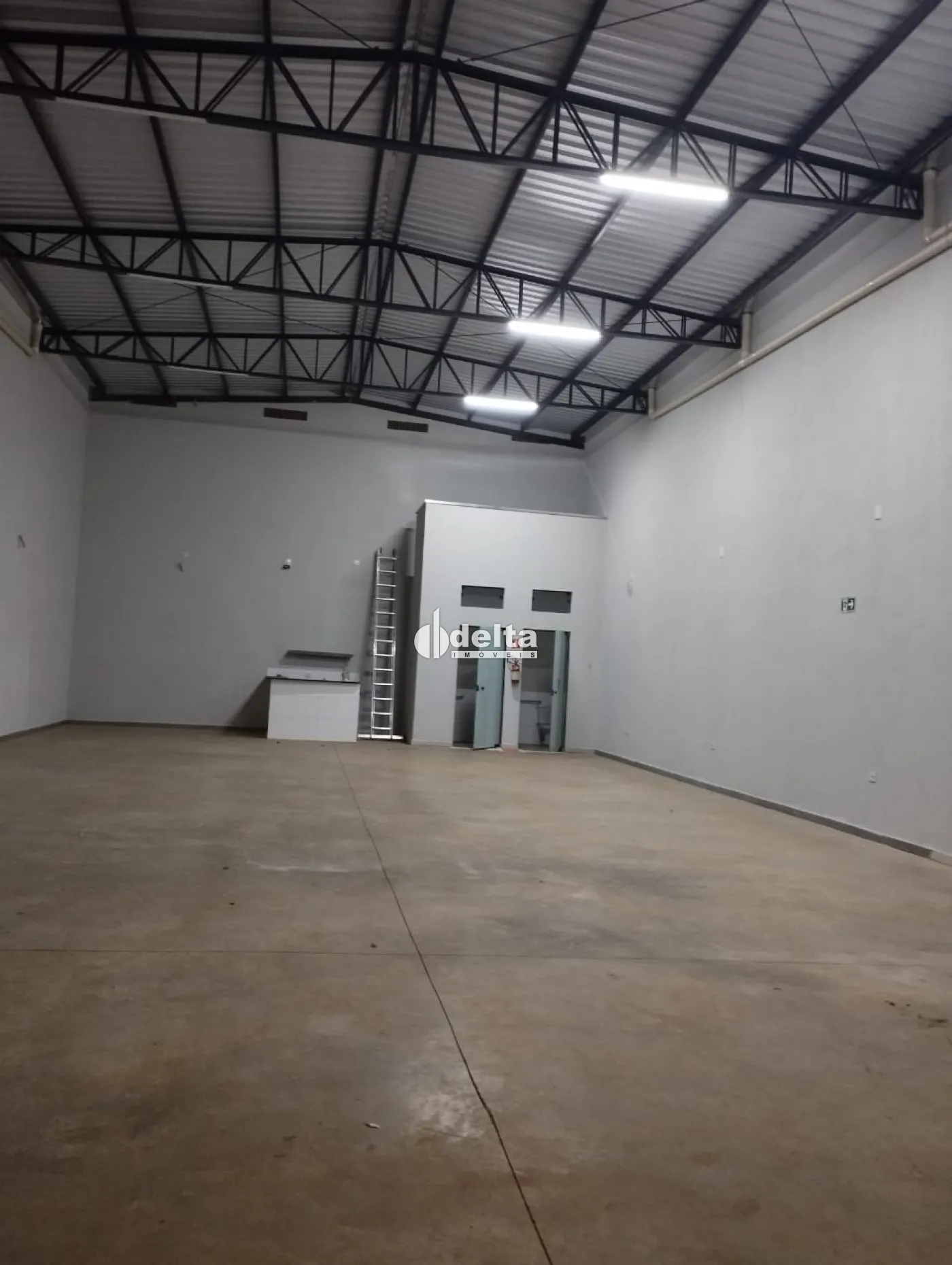 Alugar Galp&atilde;o / Padr&atilde;o em Uberl&acirc;ndia R$ 4.000,00 - Foto 1