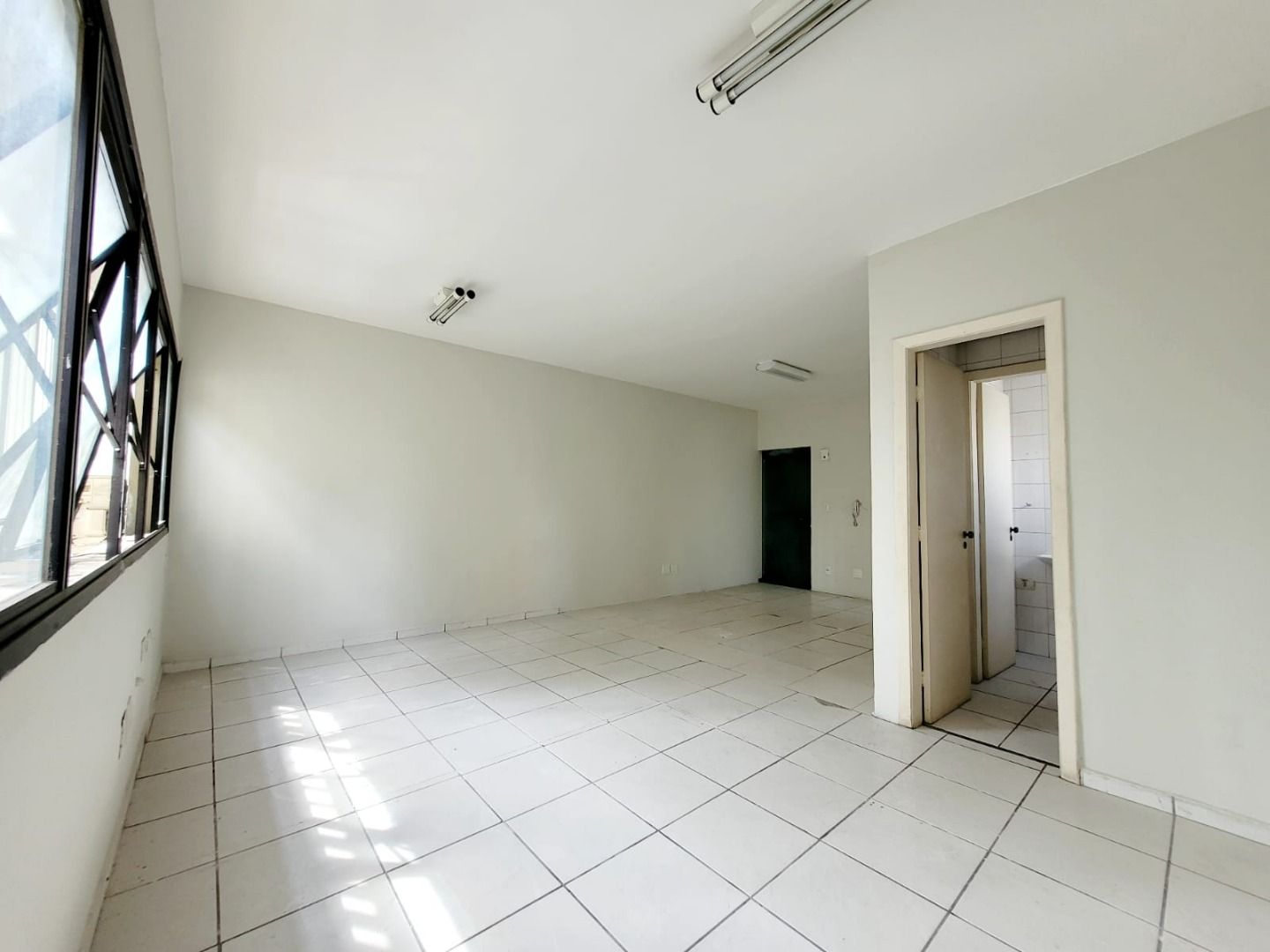 Comprar Comercial / Sala em Santo Andr&eacute; R$ 250.000,00 - Foto 4