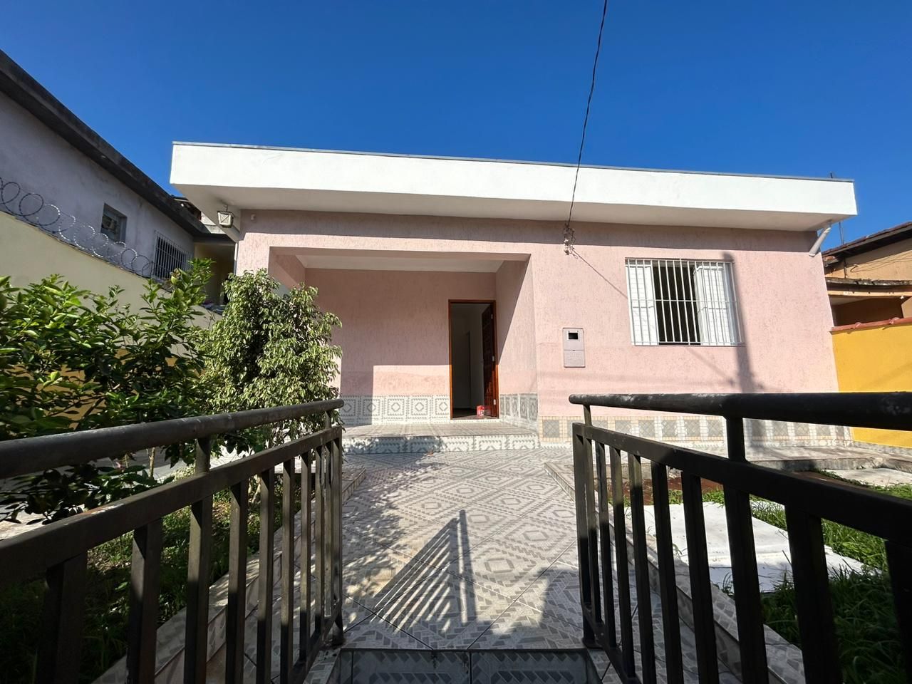 Alugar Casa / Casa em Santo Andr&eacute; R$ 1.700,00 - Foto 1