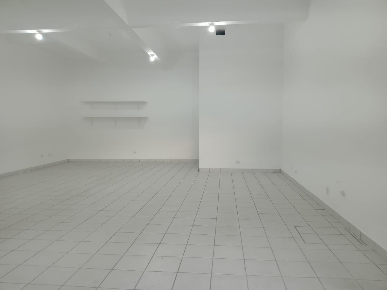 Alugar Comercial / Sal&atilde;o em Santo Andr&eacute; R$ 3.850,00 - Foto 1