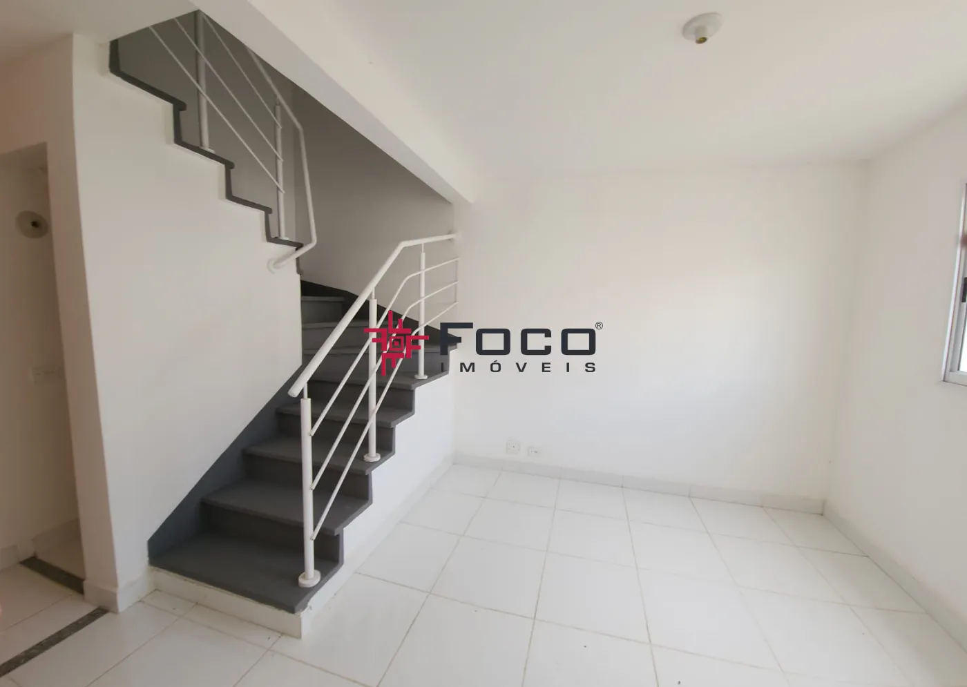 Alugar Casa / Condom&iacute;nio em S&atilde;o Jos&eacute; dos Campos R$ 2.500,00 - Foto 2