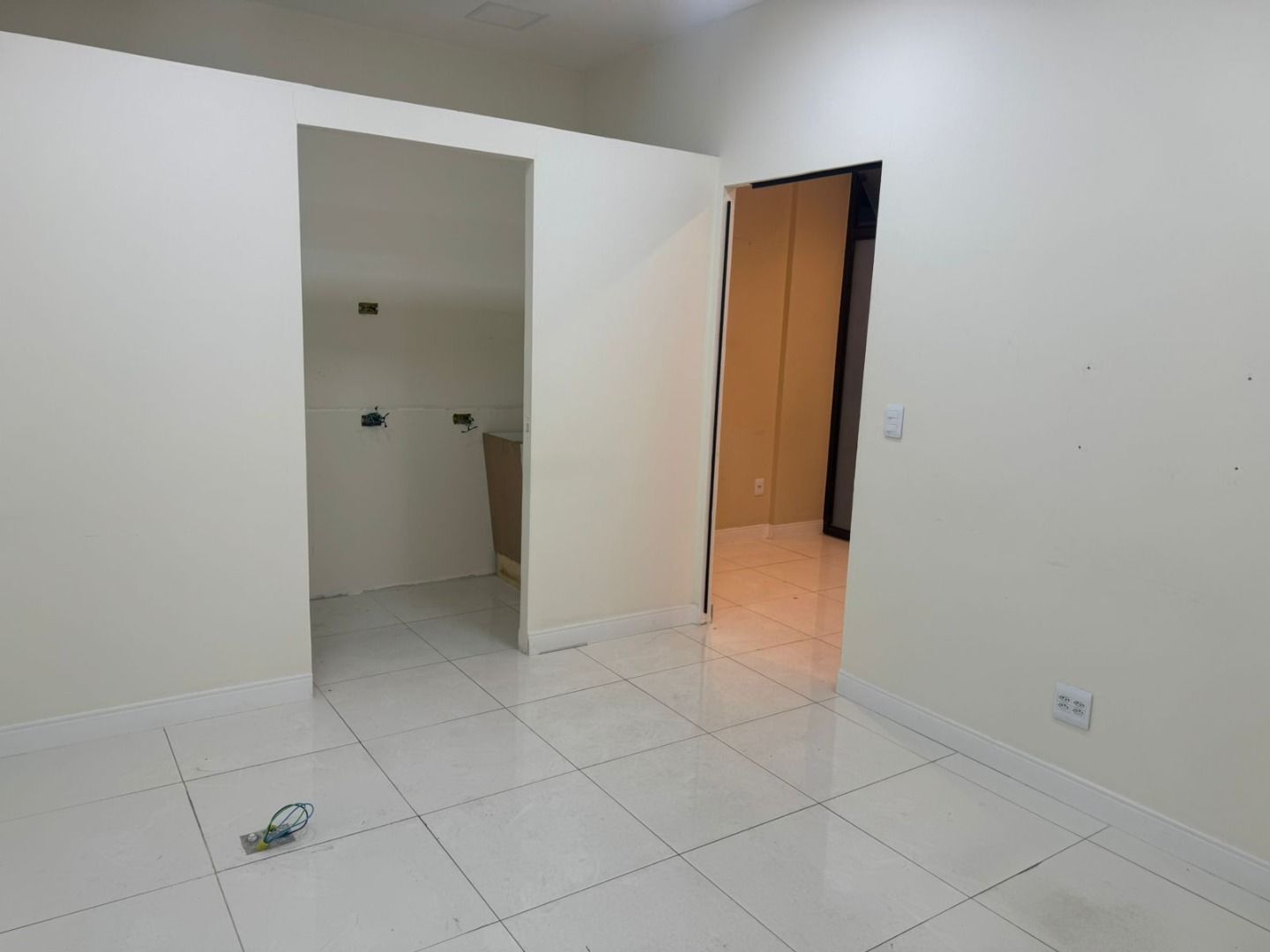 Alugar Comercial / Sala em Aruj&aacute; R$ 3.000,00 - Foto 7