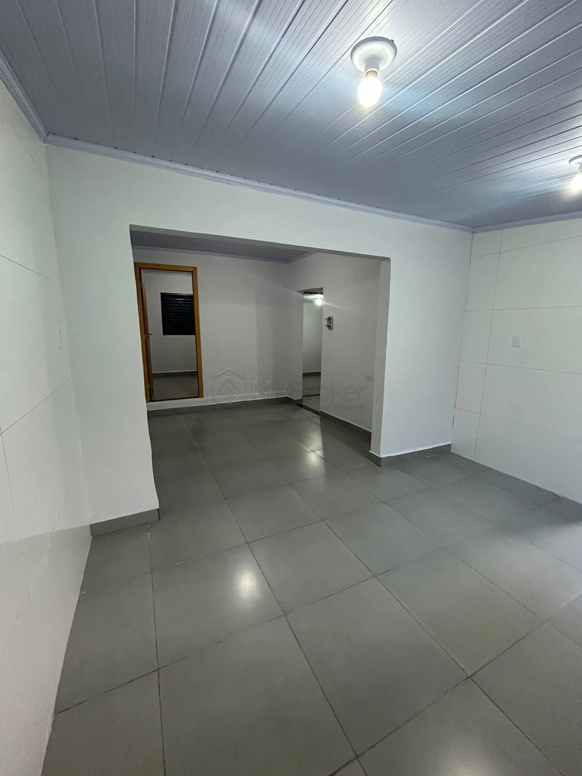 Alugar Casa / Padr&atilde;o em Goi&acirc;nia R$ 1.600,00 - Foto 4