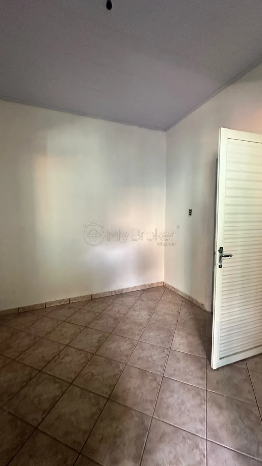 Alugar Casa / Padr&atilde;o em Goi&acirc;nia R$ 1.200,00 - Foto 6