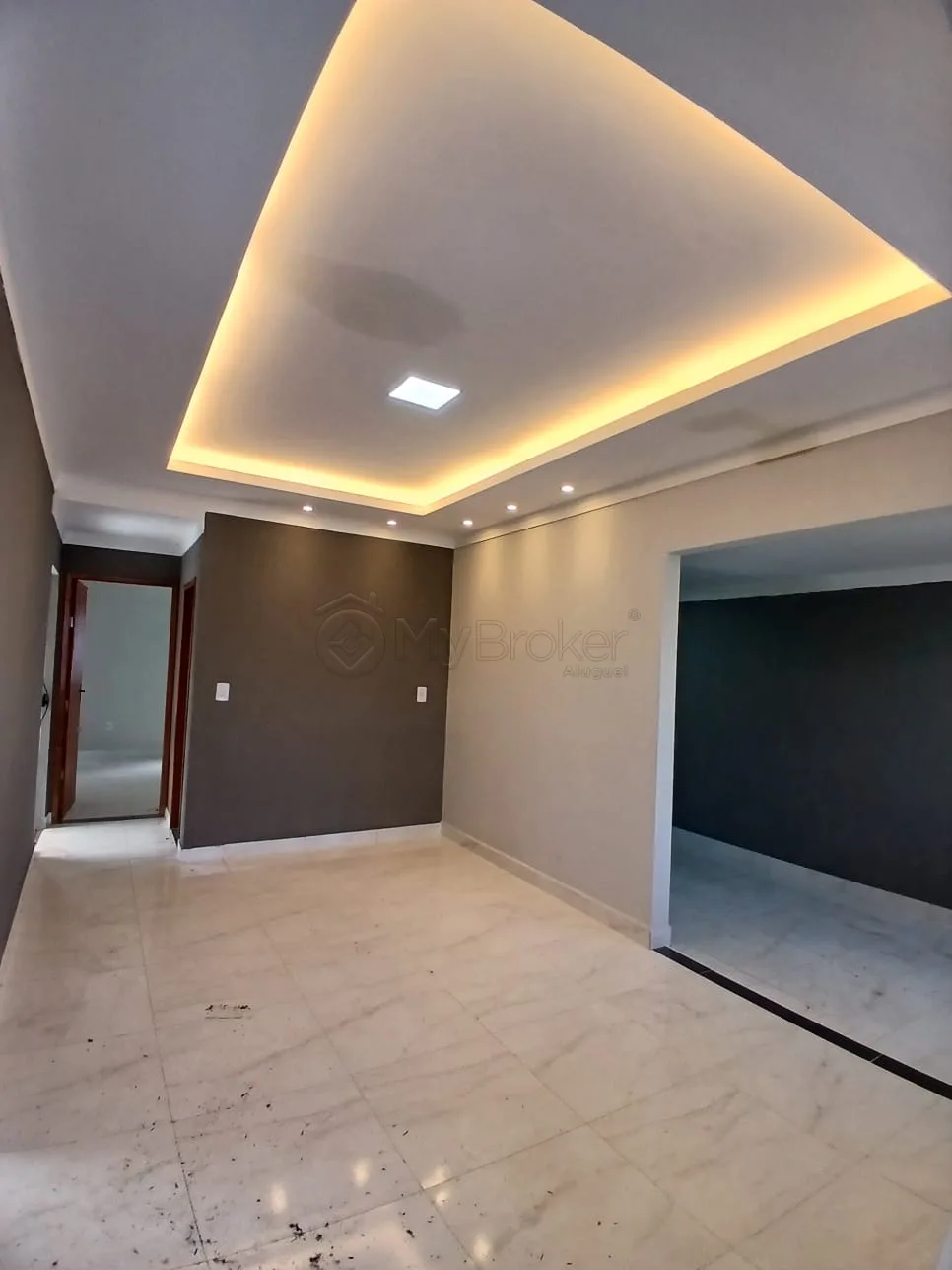 Alugar Casa / Padr&atilde;o em Goi&acirc;nia R$ 1.800,00 - Foto 1