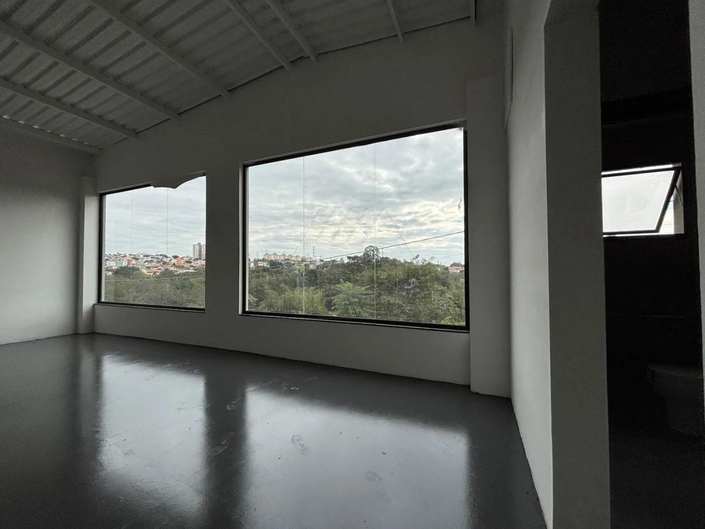 Estabelecimento Comercial em Loteamento Residencial Jardim dos Pinheiros