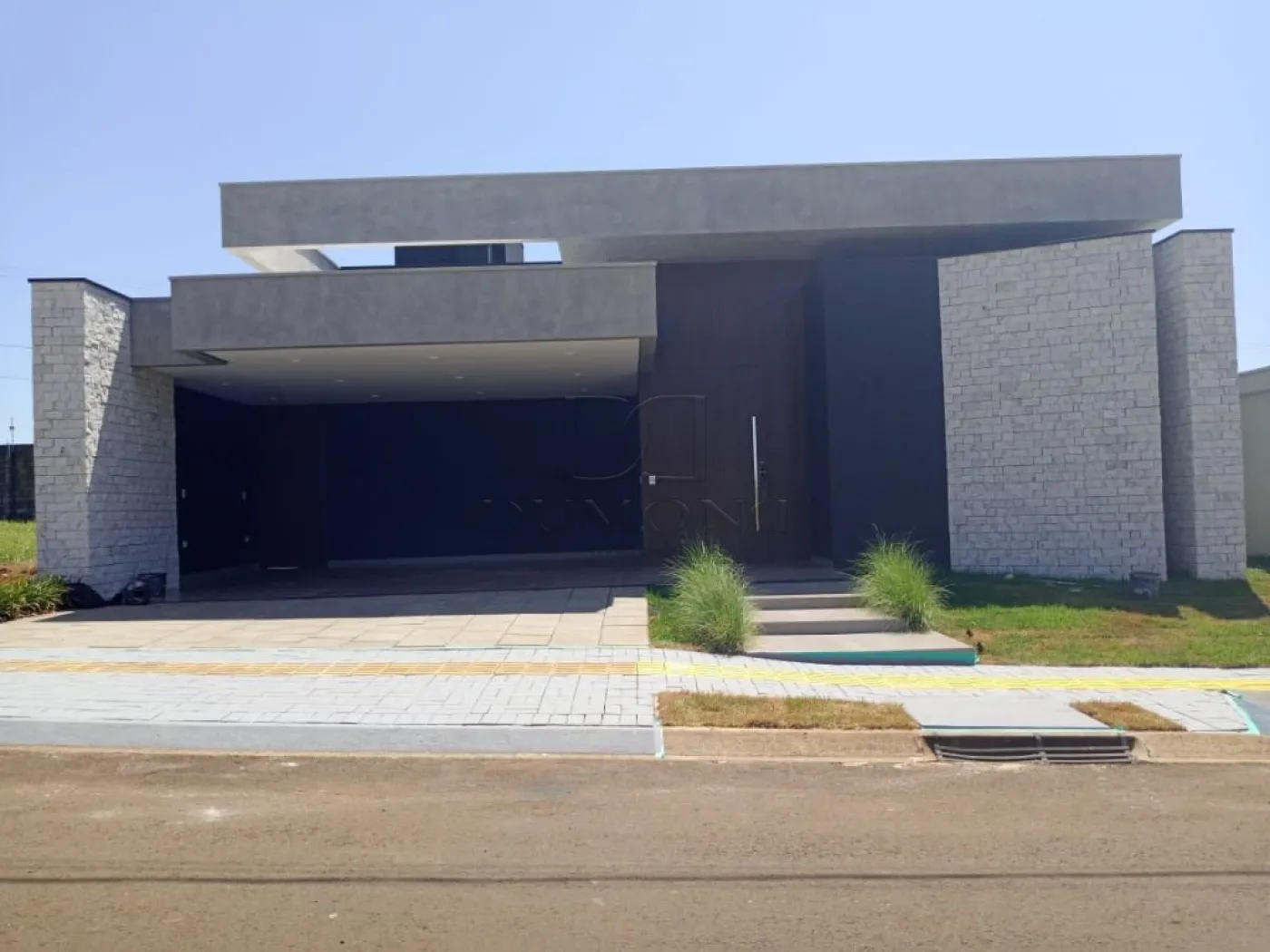 Casa com 3 dormitórios à venda com 266 m² no Condomínio Águas Claras em Foz do Iguaçu/PR