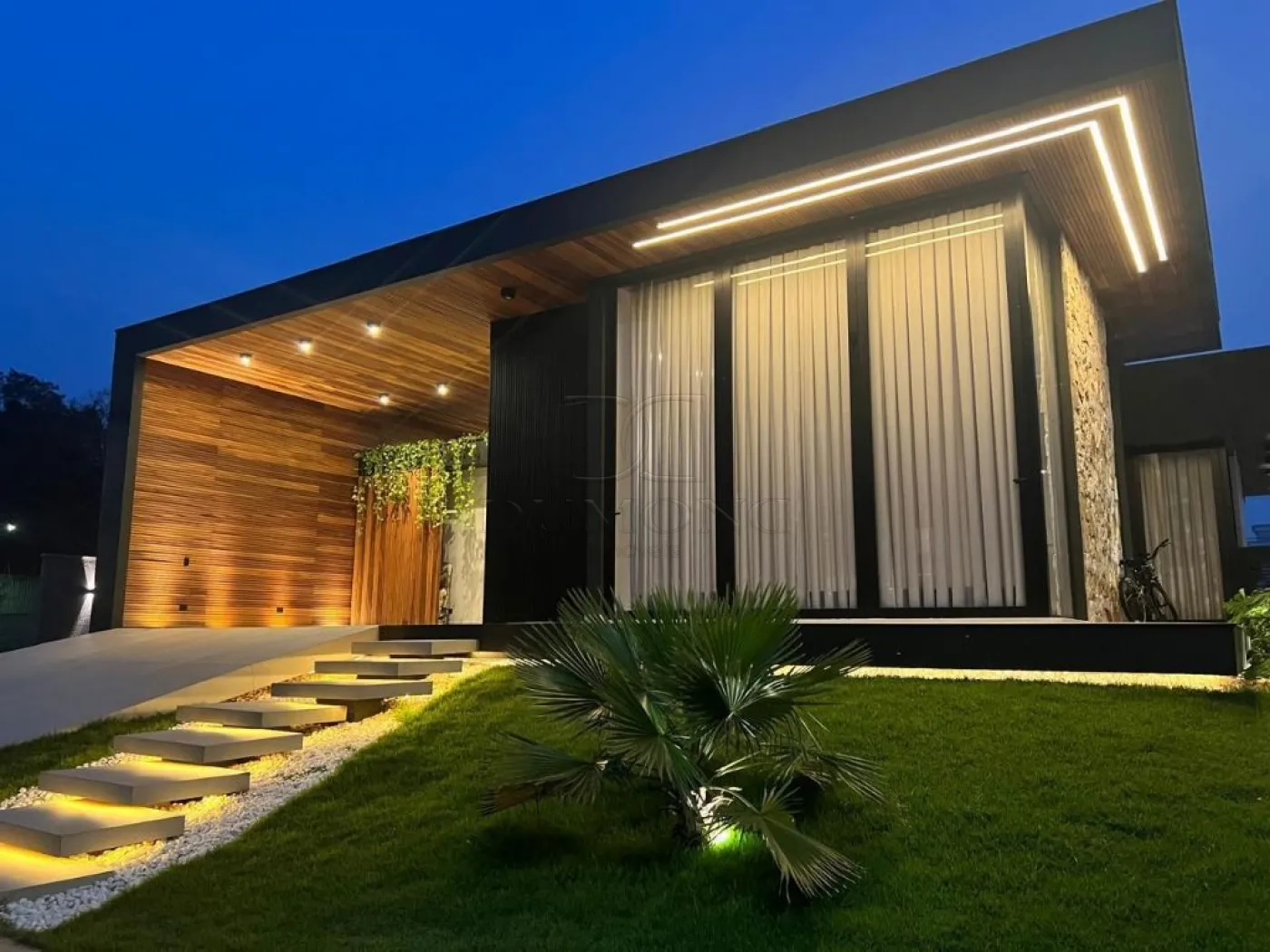 LINDA CASA Á VENDA NO CONDOMÍNIO ROYAL FALLS YACHT !!!