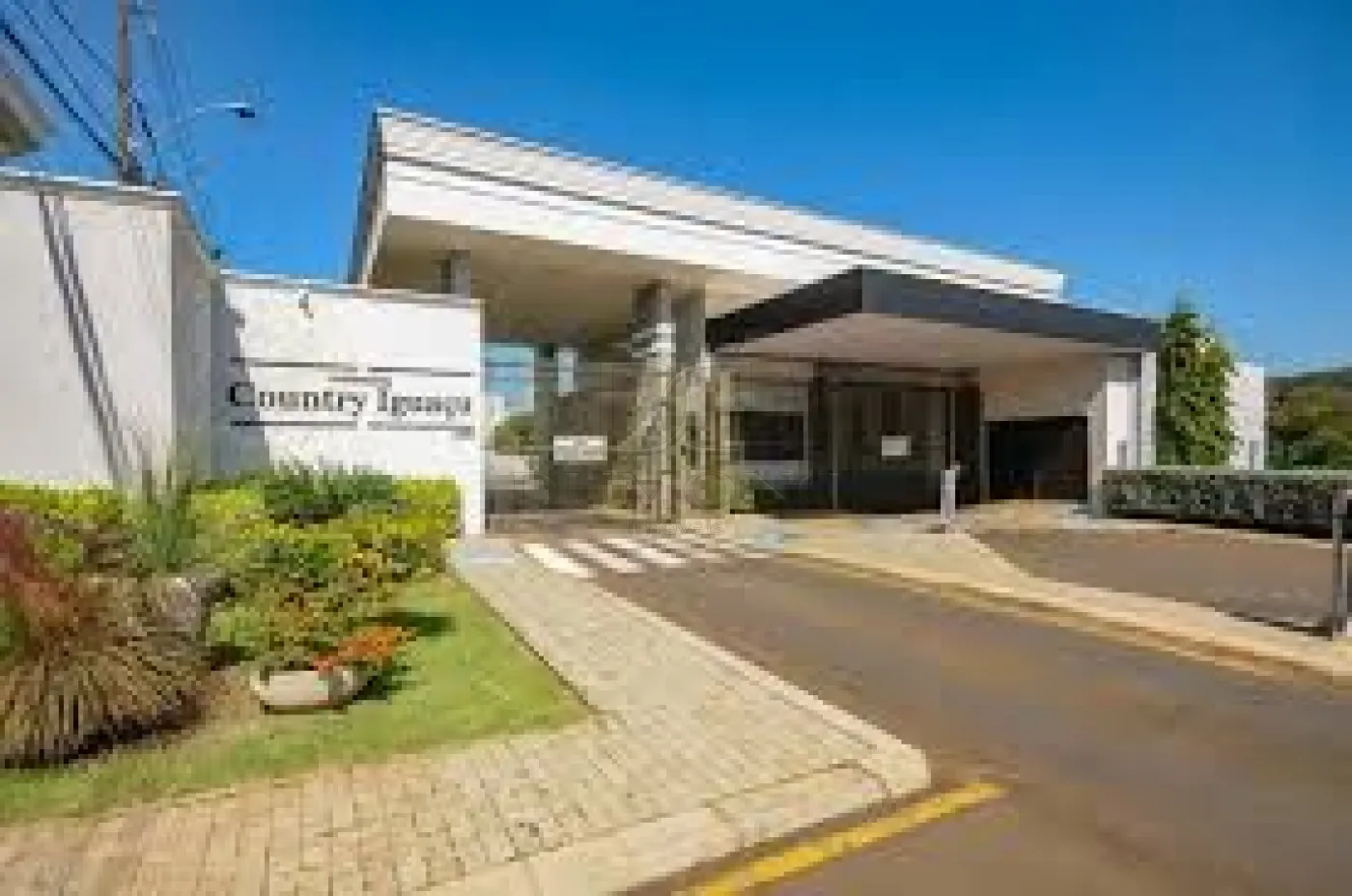 Linda casa no Country Iguaçu, 4 quartos, linda aconchegante e funcional para sua família.